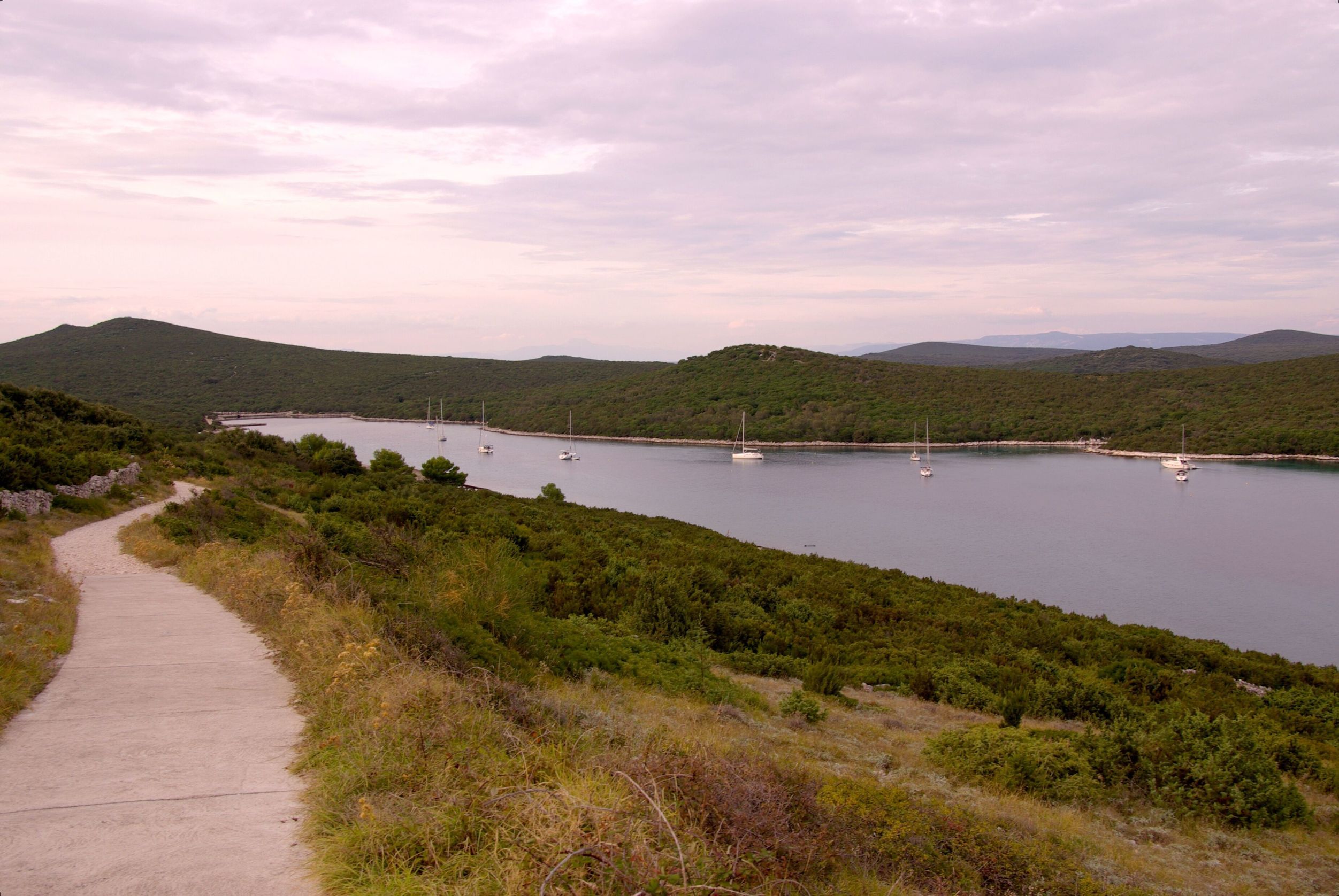 Fußweg um die Maracol-Bucht in Unije, Kroatien