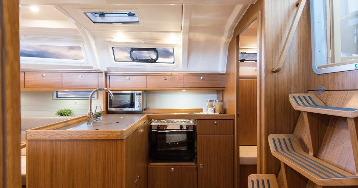 L-образный камбуз Bavaria Cruiser 37
