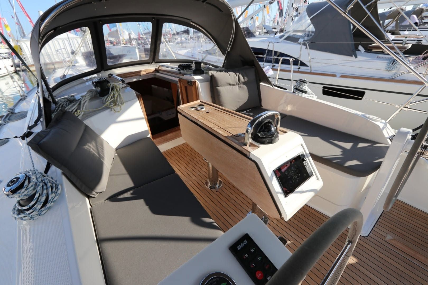 Кокпит с двумя рулями на Bavaria Cruiser 37