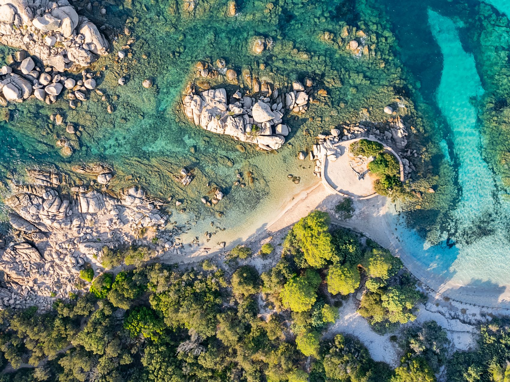 Domy Bonifacio na strmých útesech nad Středozemním mořem, Korsika, Francie