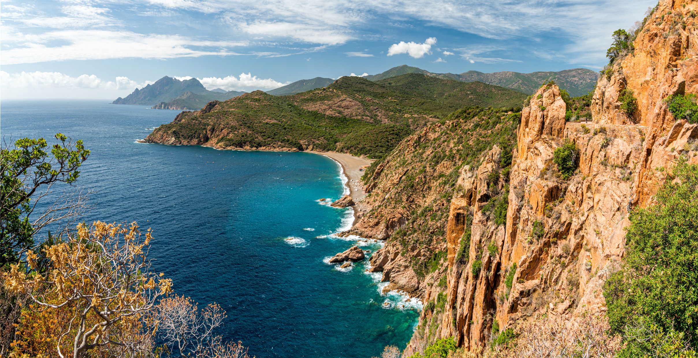 Bellissimo paesaggio marino con le scenografiche formazioni rocciose conosciute come Calanques de Piana. Corsica, Francia.