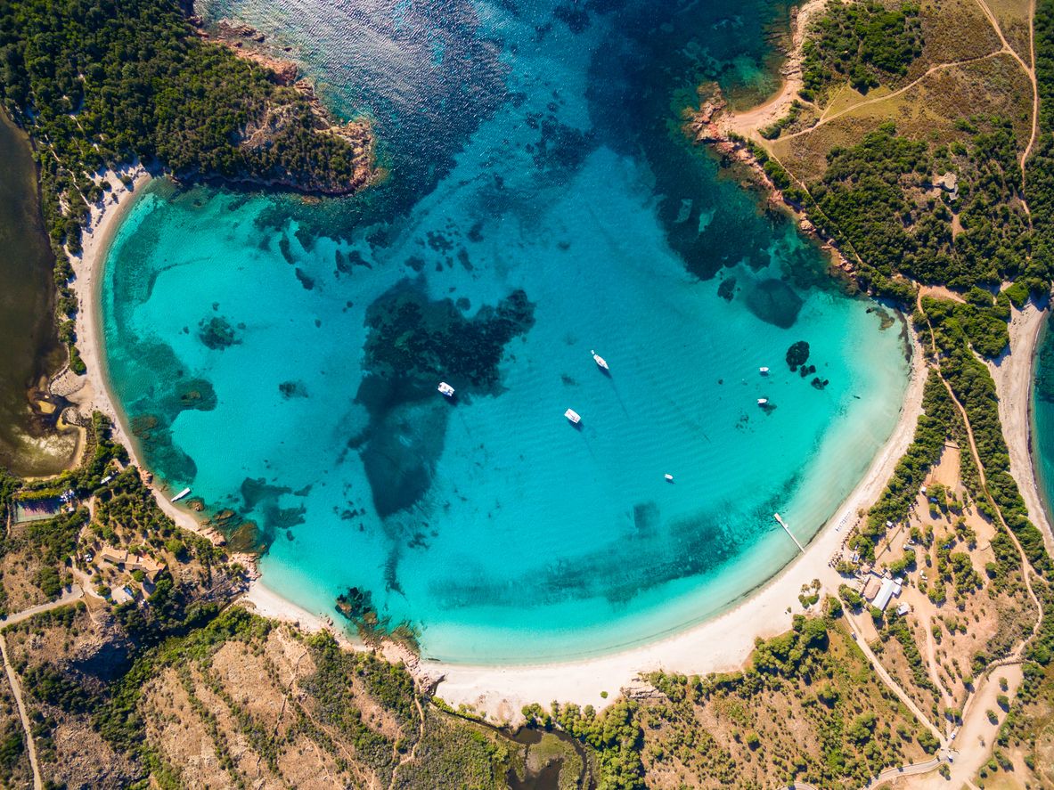 Veduta aerea della spiaggia di Rondinara in Corsica in Francia