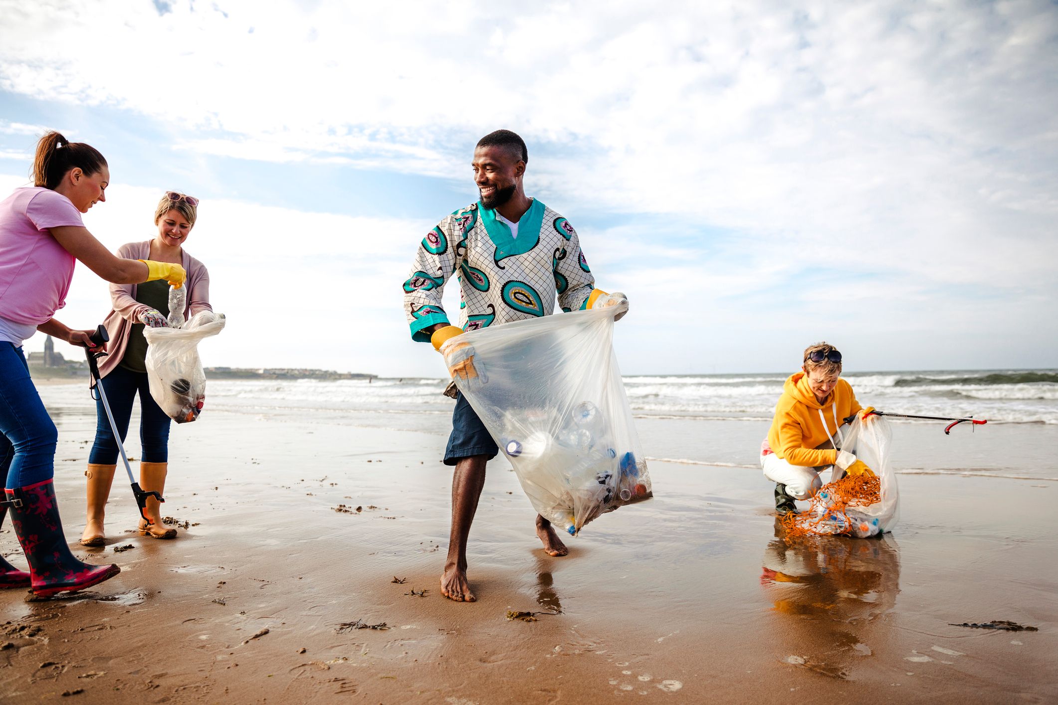 Beach clean up. Волонтеры океан. Beach Cleaning. Волонтеры убирают пляж.