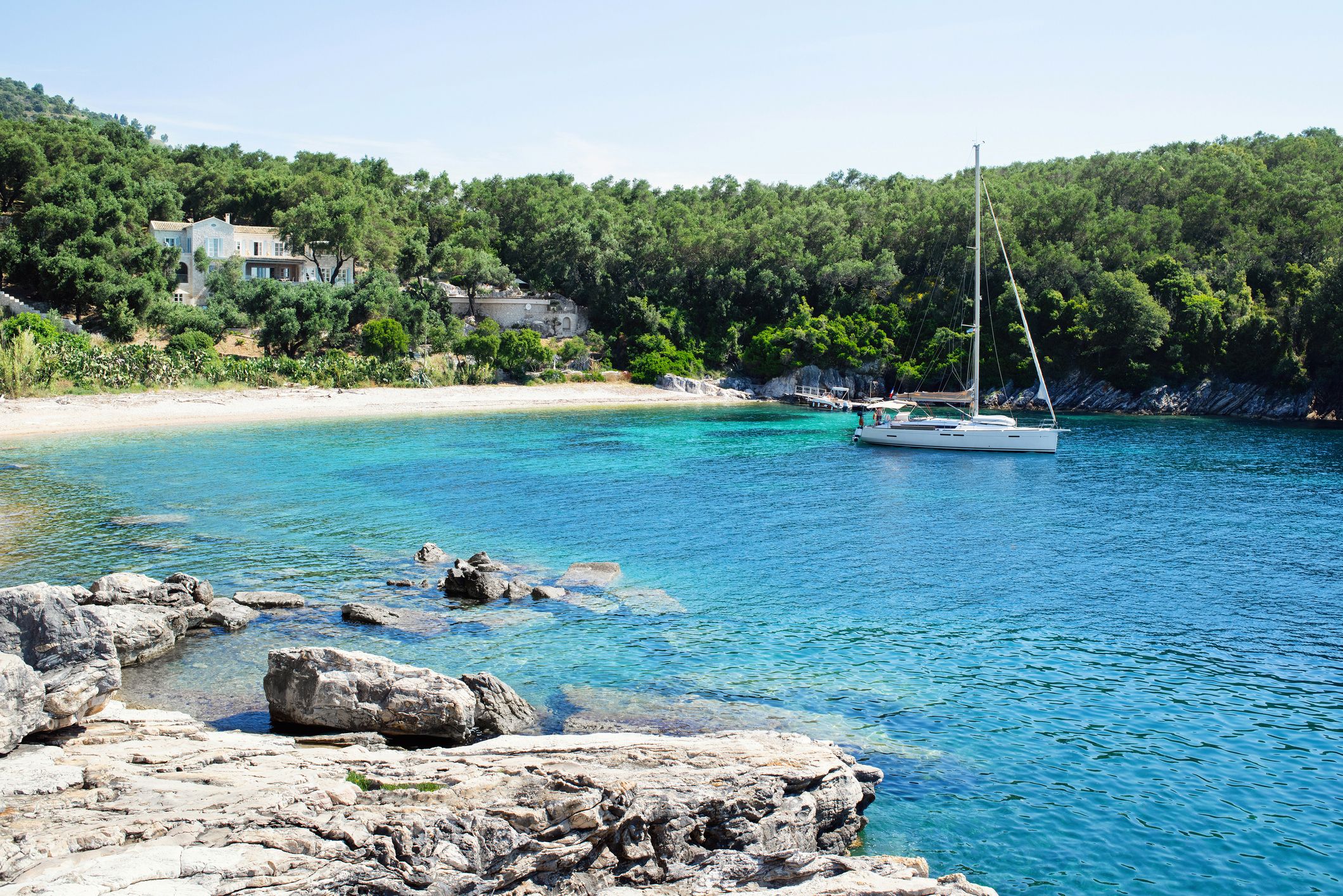 Ιστιοφόρο σε κόλπο στην Κέρκυρα