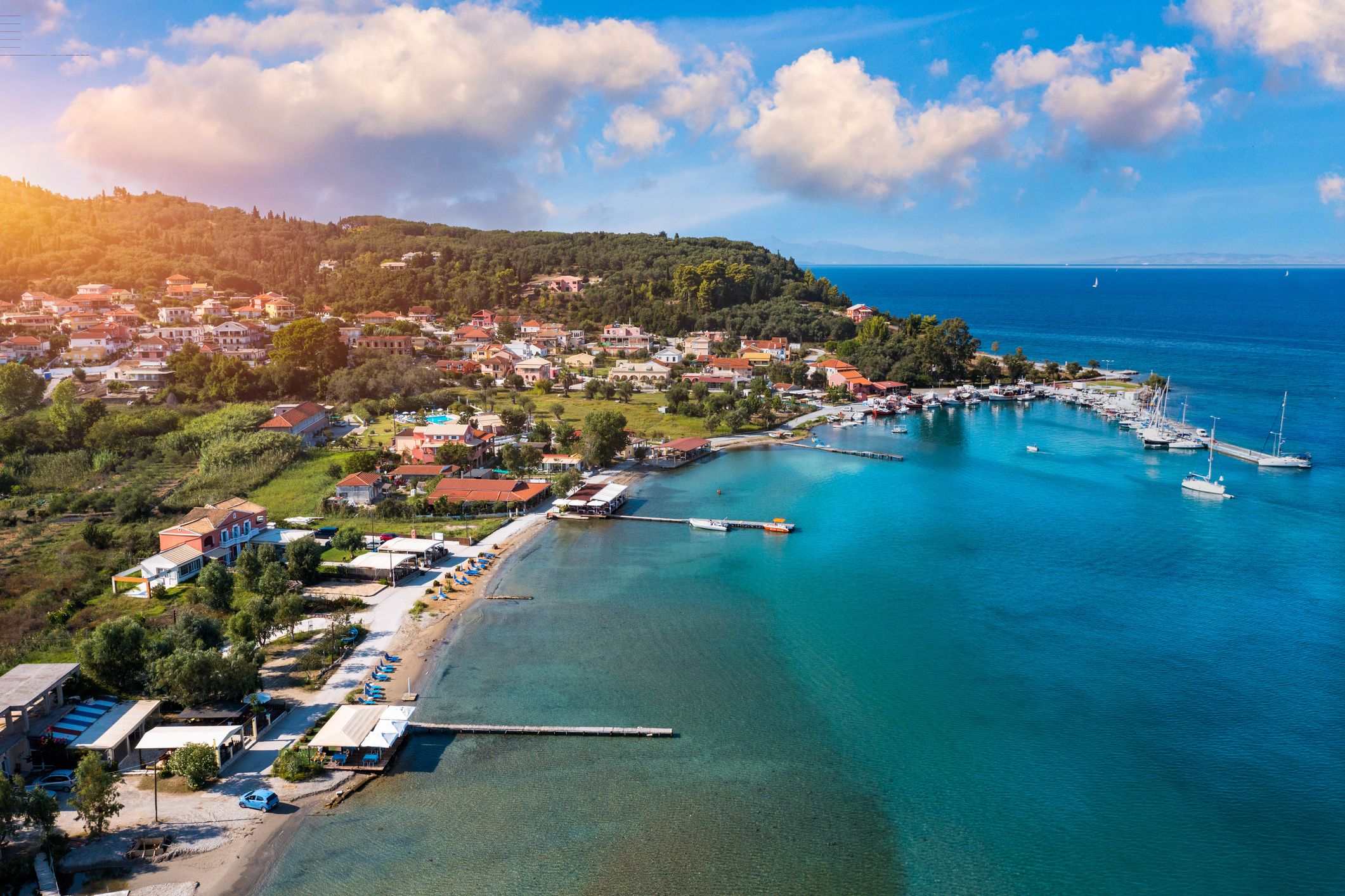 Όμορφο ψαροχώρι Πετριτής με φόντο τα βουνά, νησί του Ιονίου, Κέρκυρα, Κύρκυρα, Πετριτής