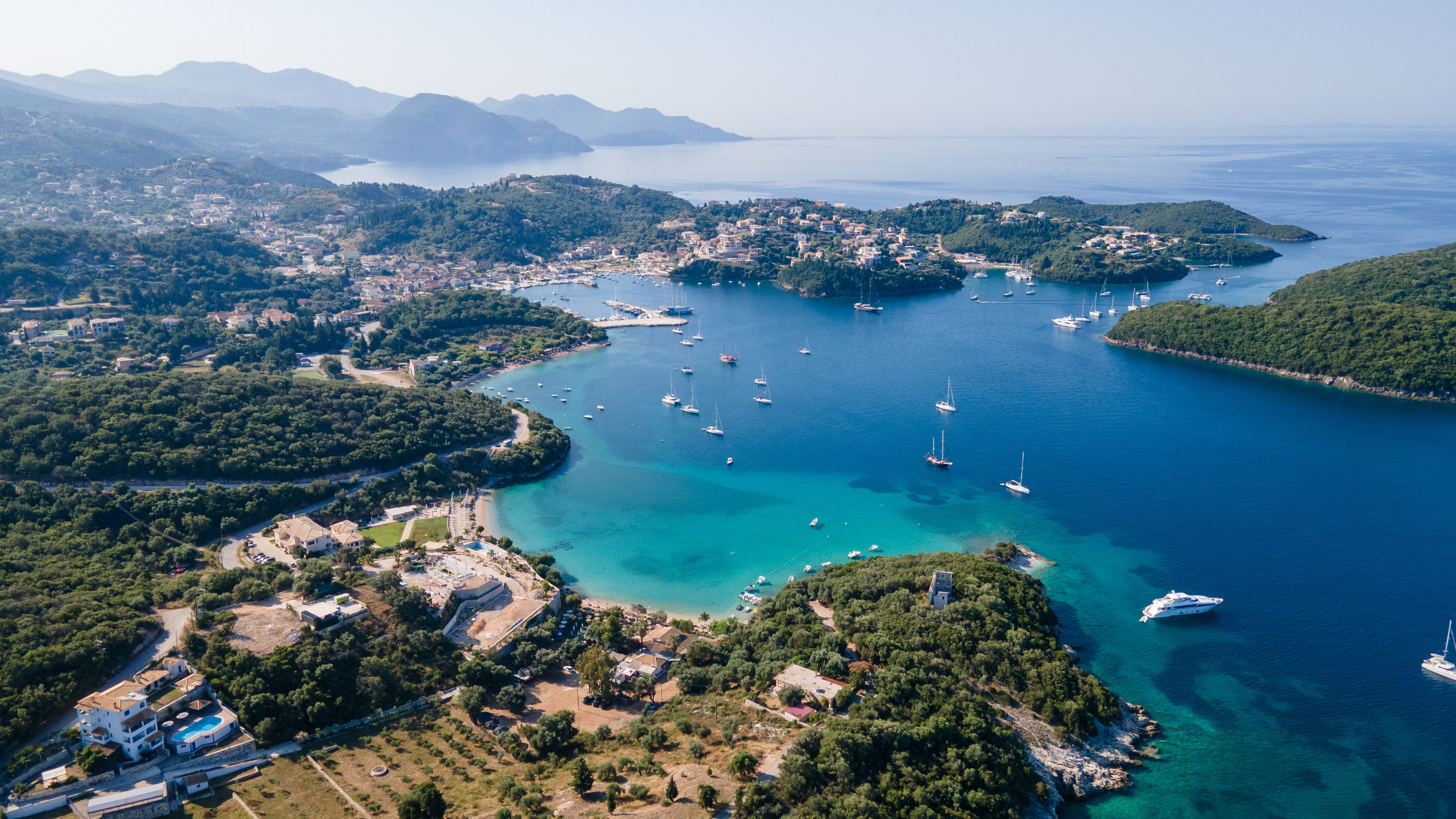 Αεροφωτογραφία των εμβληματικών παραδεισένιων αμμωδών παραλιών με τυρκουάζ θάλασσα στα σύνθετα νησιά του Αγίου Νικολάου και του Μούρτου στην περιοχή Σύβοτα, Ήπειρος, Ελλάδα