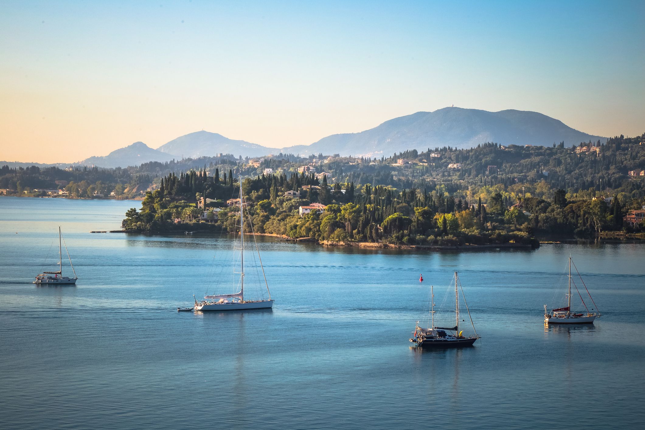 Ιστιοπλοϊκά στον κόλπο Γουβιών, Κέρκυρα, Ελλάδα