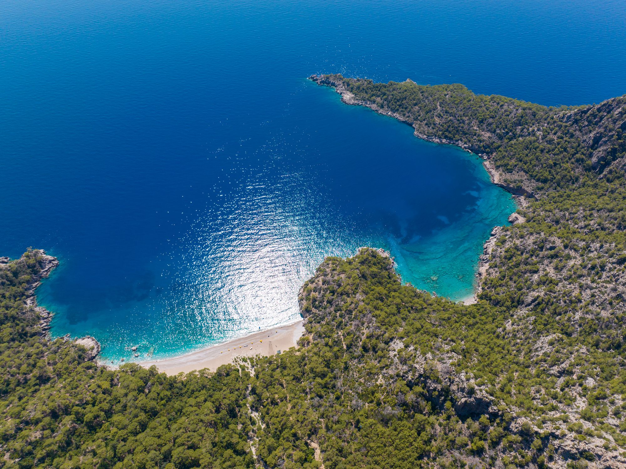 Balarti (Balart) Cennet Bay sa nachádza na hranici okresu Fethiye v provincii Mula. Vody Cennet Bay sú veľmi čisté a priezračné.