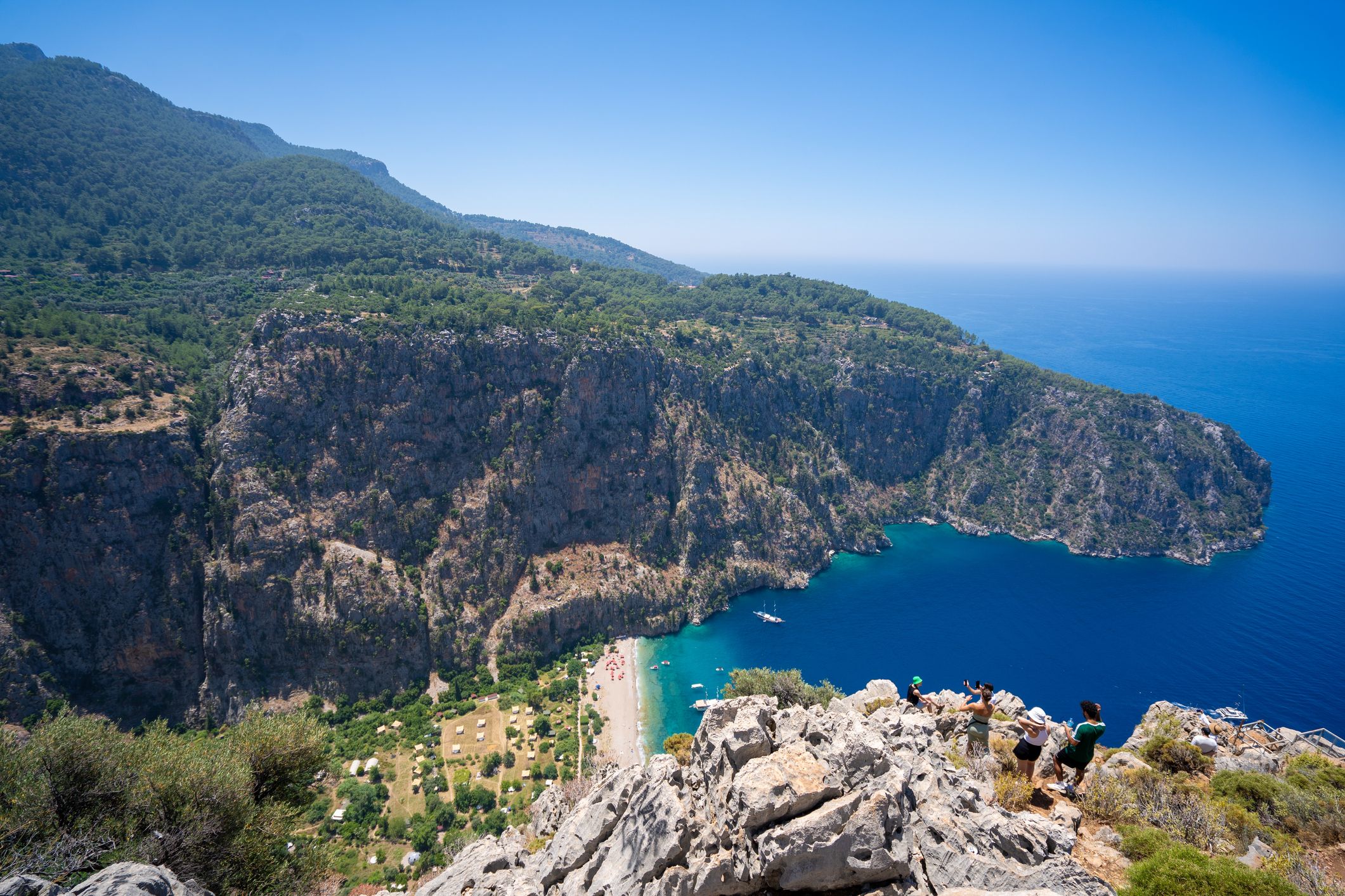 Letecký pohľad na Butterfly Valley (Kelebekler Vadisi) a turistické v okrese Oludeniz.