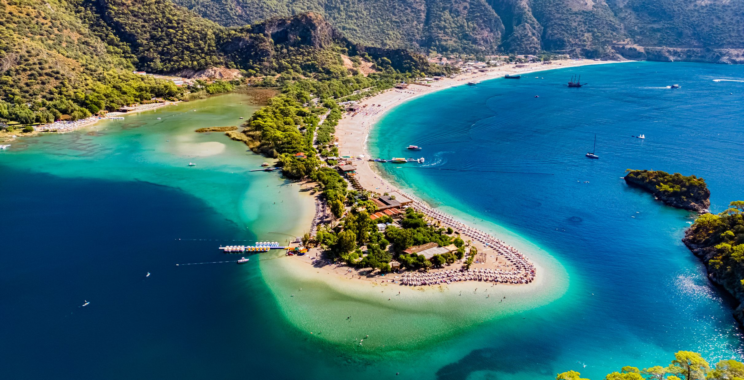 Letecký pohľad na Oludeniz v okrese Fethiye, provincia Mugla, Turecko