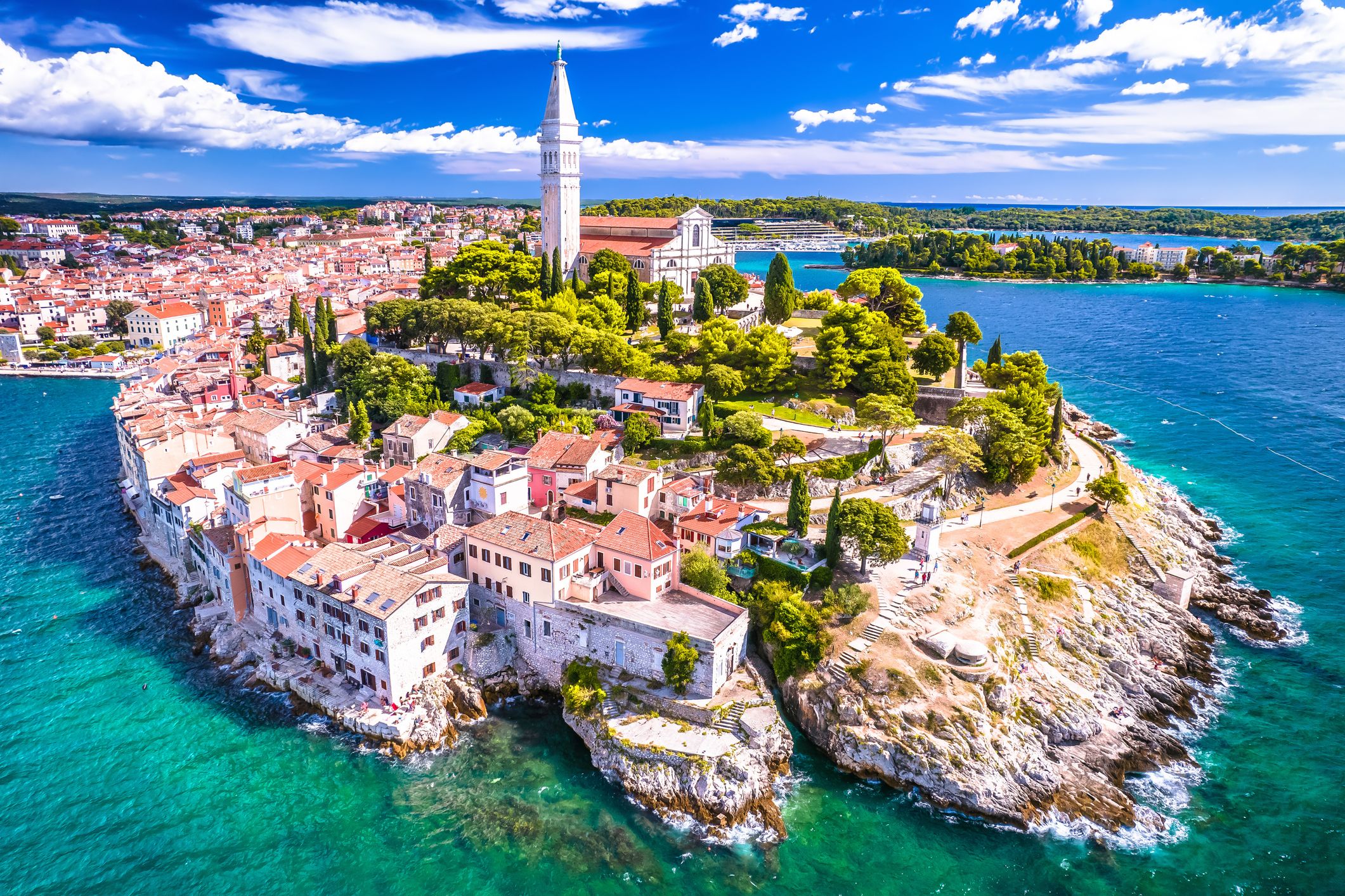 Rovinj staré město letecký panoramatický pohled, turistická destinace v regionu Istrie v Chorvatsku