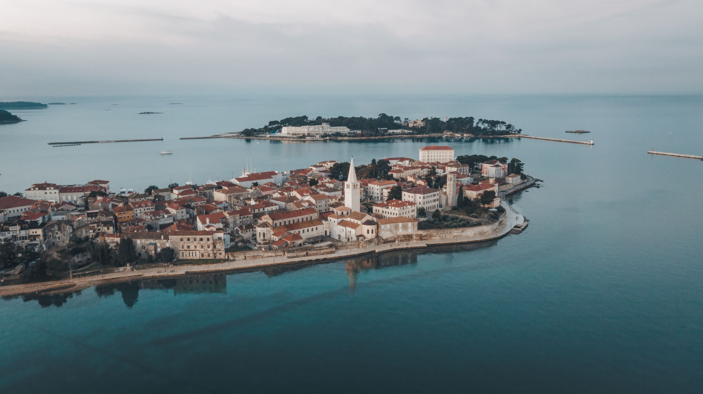 Zachyťte podstatu Poreče v Chorvatsku pomocí této úžasné fotografie východu slunce. Obraz zaměřený na kostel Poreč nabízí neutrální a podmanivou perspektivu.