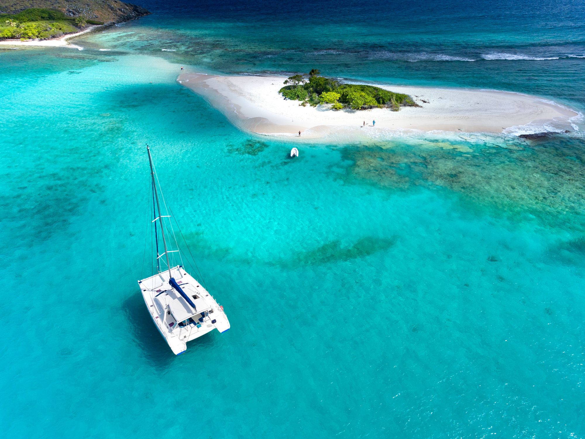 Letecký pohled na katamarán v Sandy Spit, Britské Panenské ostrovy, Karibik