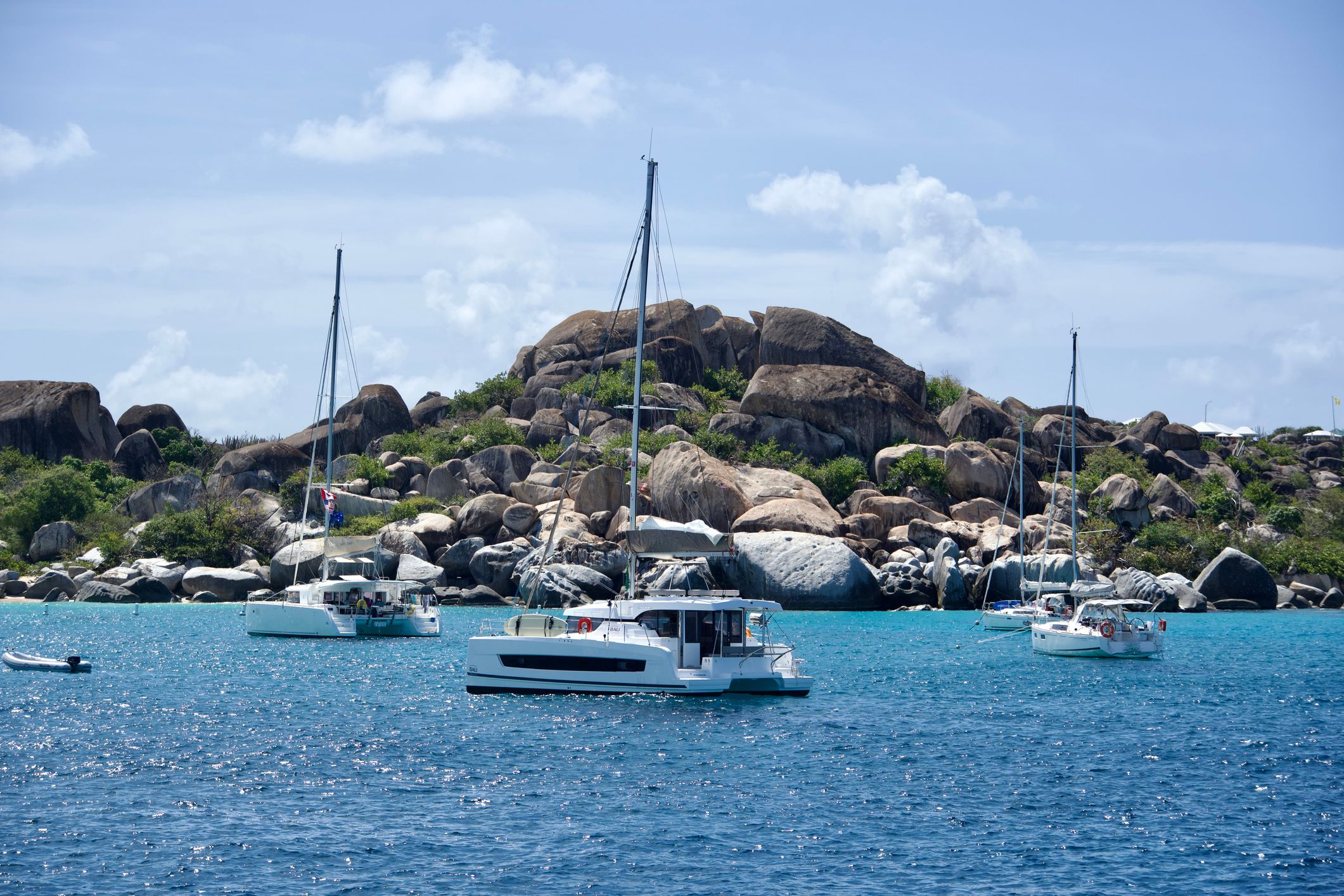 Katamaránové plachetnice kotvící v The Baths na Virgin Gorda, Britské Panenské ostrovy