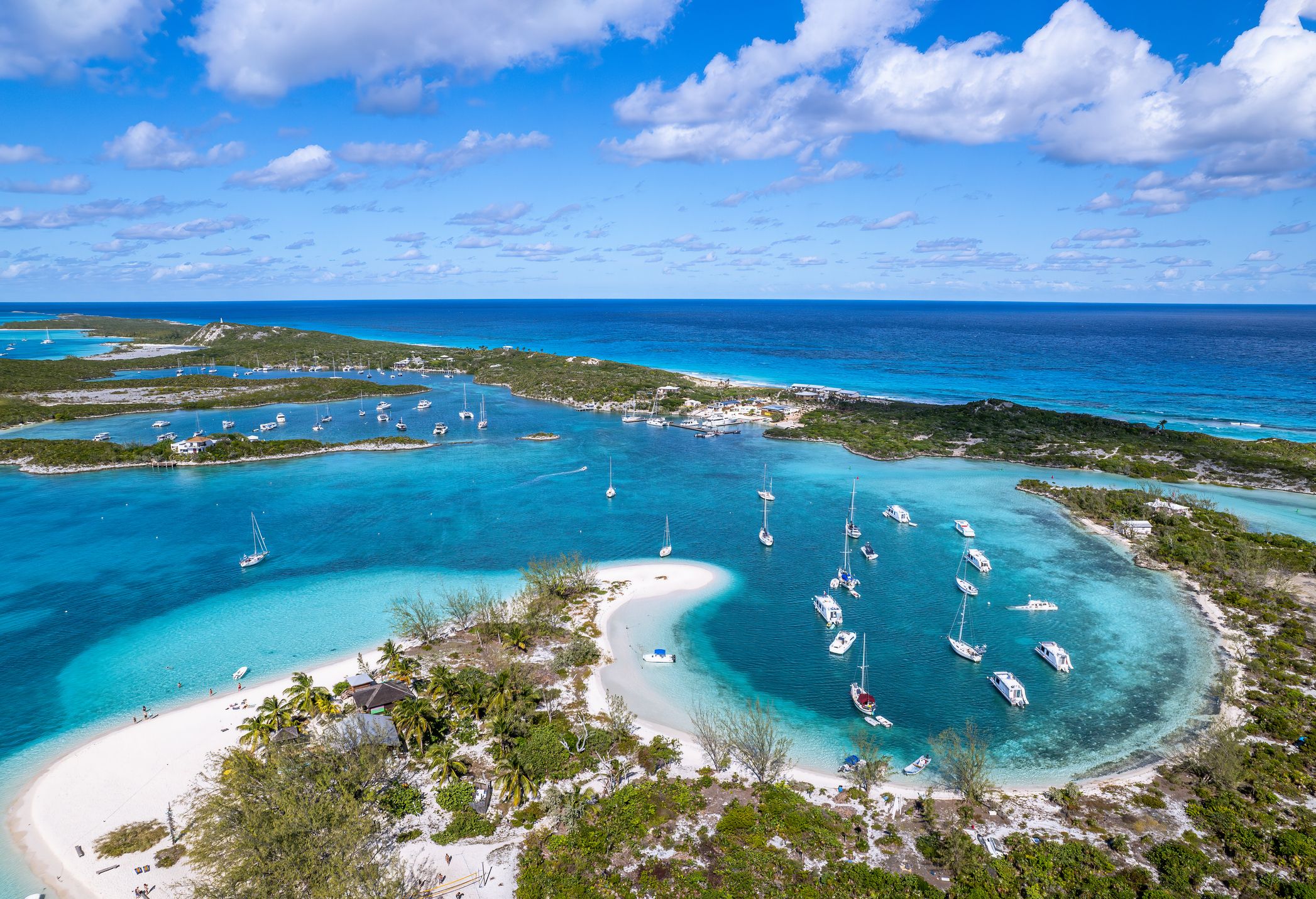 Letecký pohled z dronu na ukotvenou plachetnici ve smaragdovém Karibském moři, ostrov Stocking, Exuma, Bahamy.