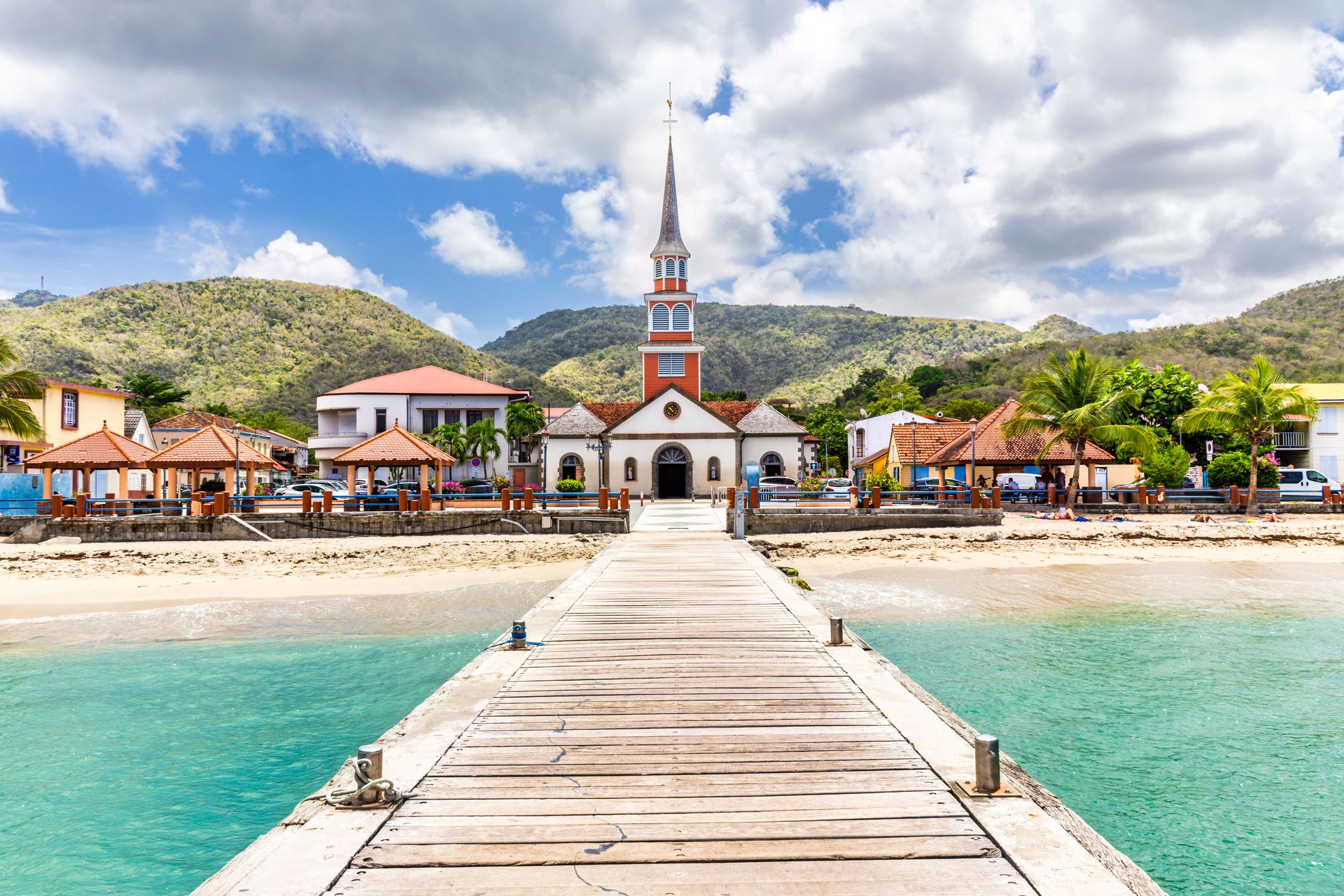 Les Anses d'Arlet a jeho ikonický kostel na Martiniku ve Francii. Les Anses d'Arlet je město a obec ve francouzském zámořském departementu a regionu Martinik.