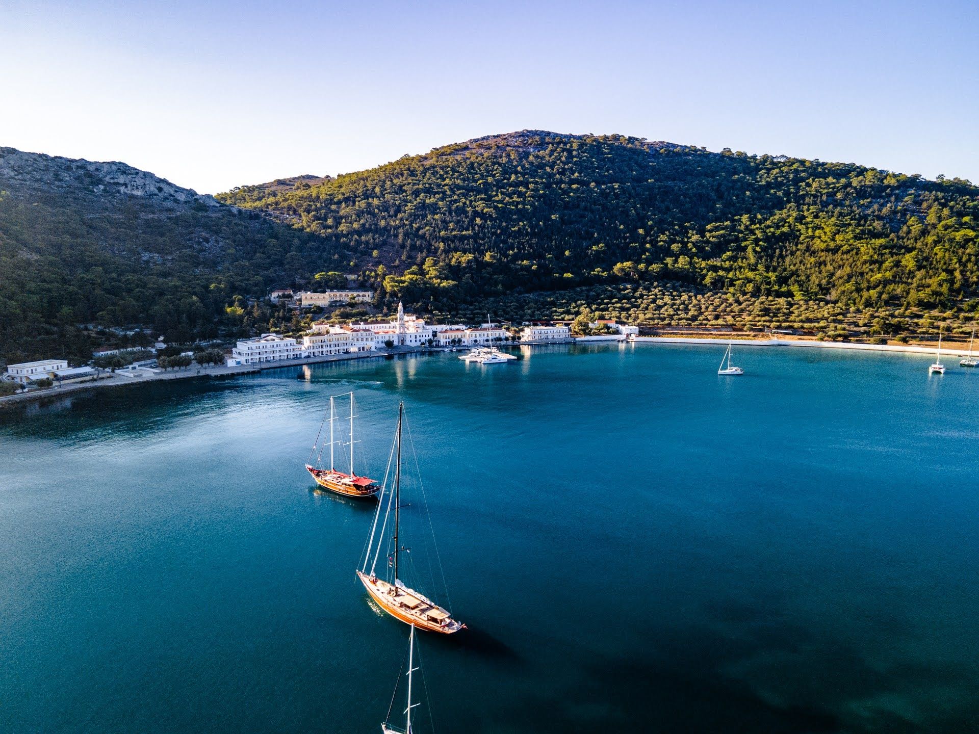 Κόλπος Πανορμίτη με το προσκυνηματικό μοναστήρι του Αρχαγγέλου Μιχαήλ στο νησί της Σύμης