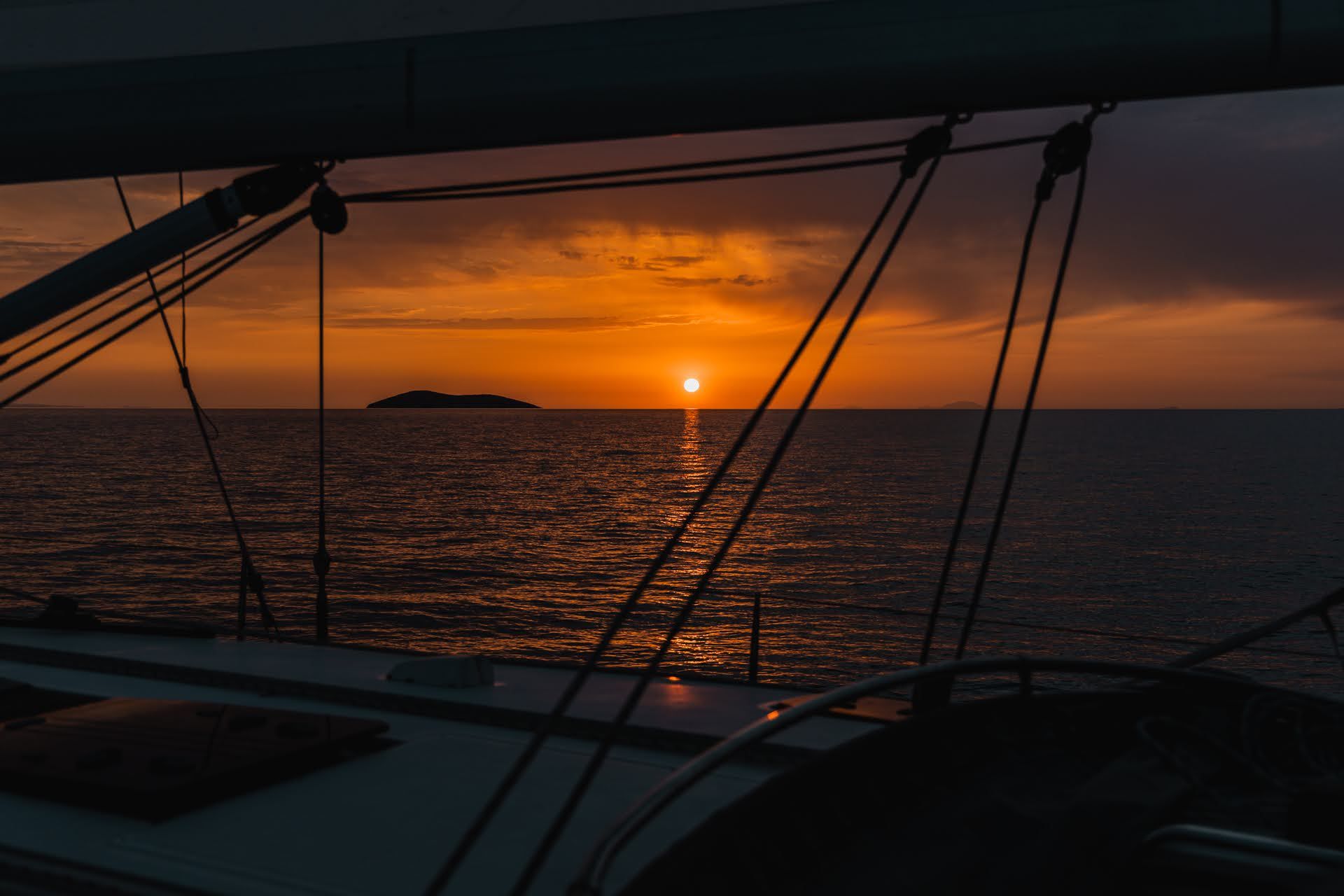 Ηλιοβασίλεμα κατά τη διάρκεια ενός πανιού στο νησί Γυαλί