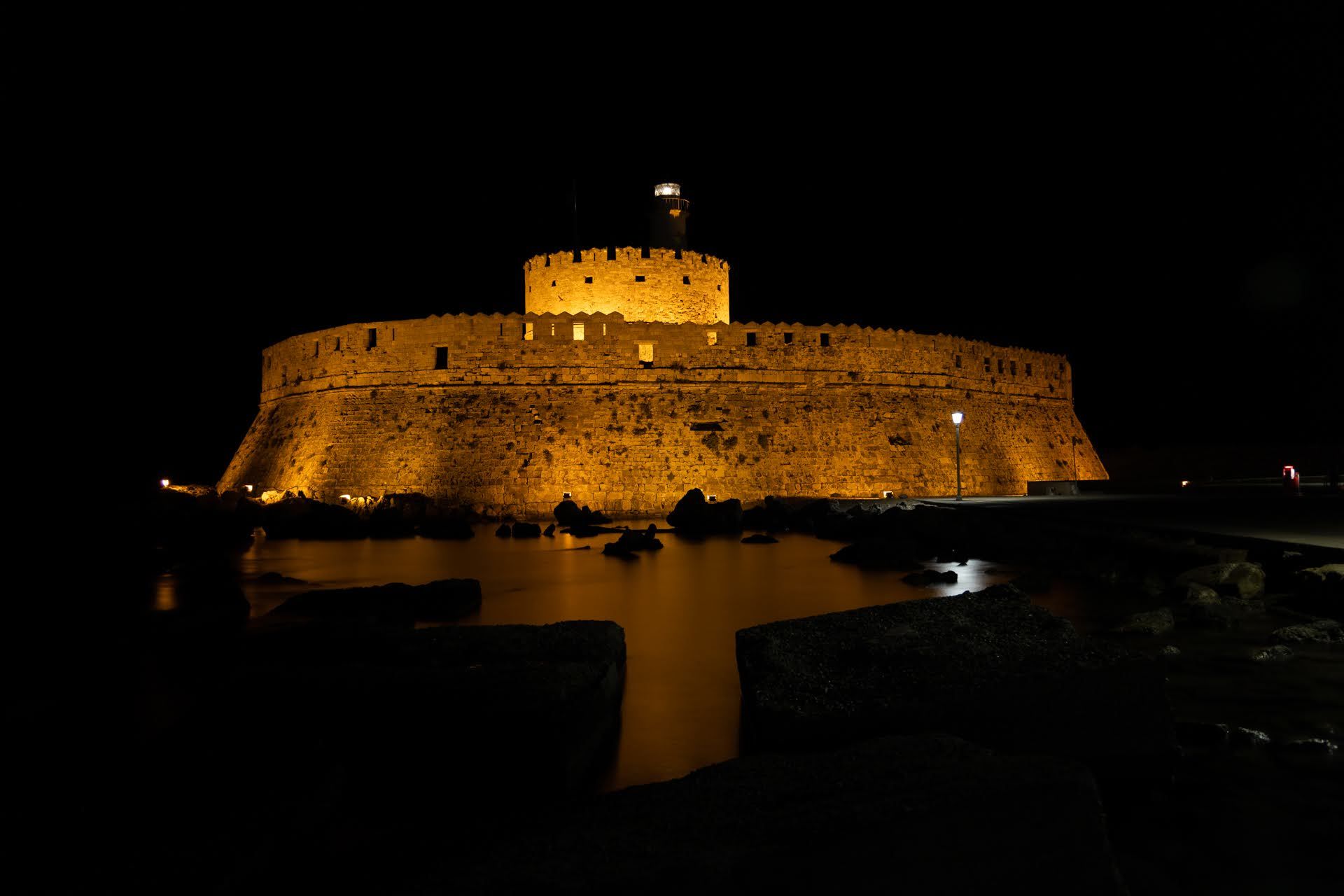 Φάρος εισόδου της μαρίνας Μανδράκι στο νησί της Ρόδου