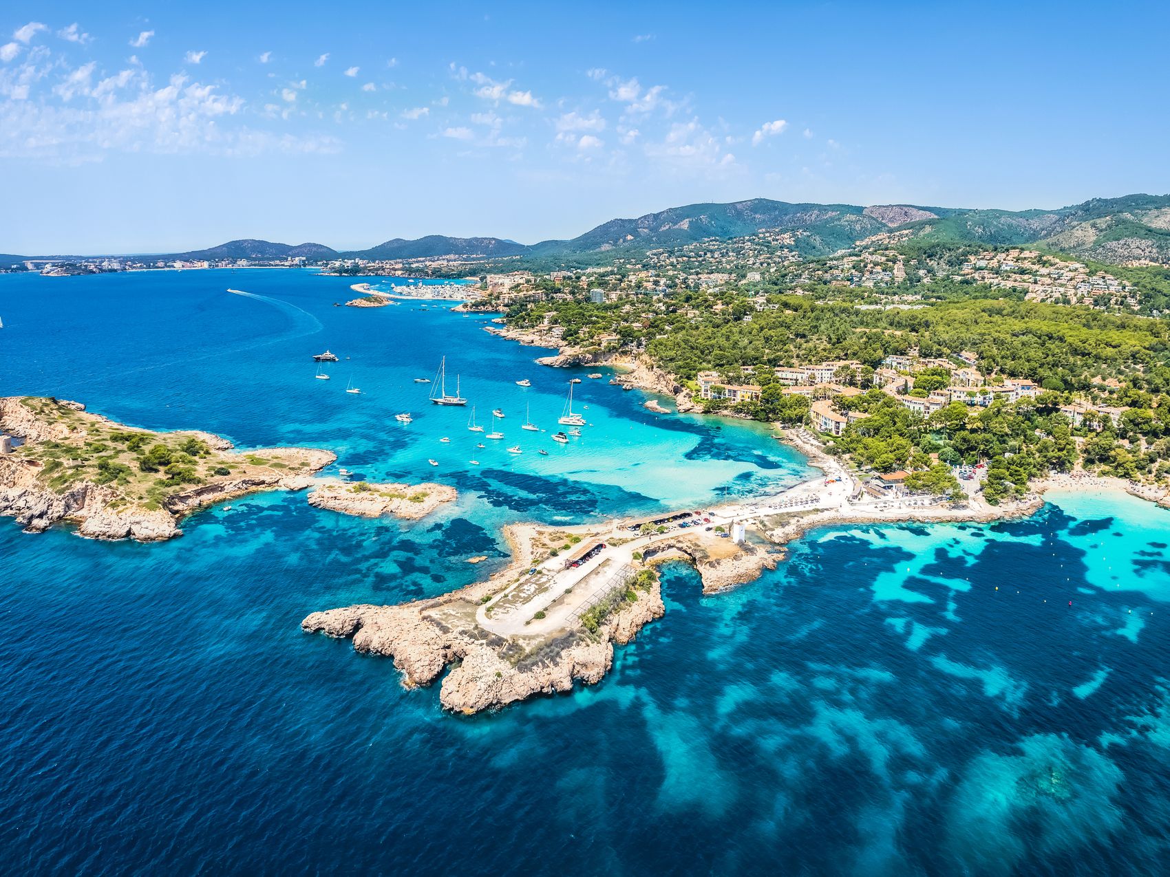 Letecký pohled na pobřeží moře a Cala Xinxell, Illetas, ostrov Mallorca, Španělsko