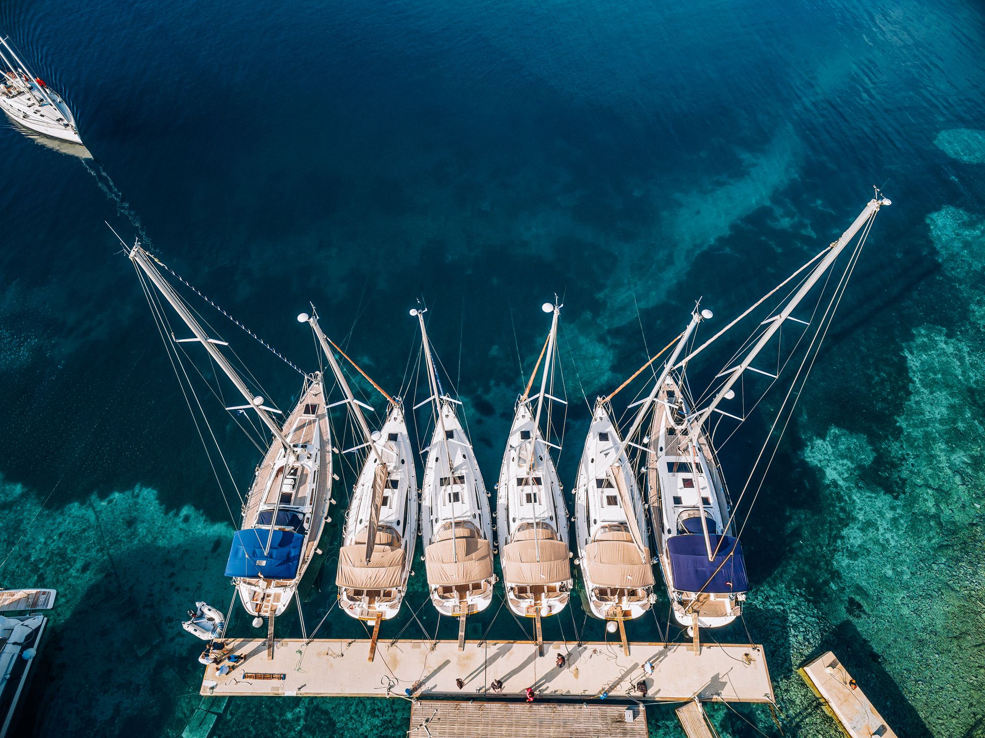 Segelboote an Moorings bei Kornat im kroatischen Kornati-Archipel