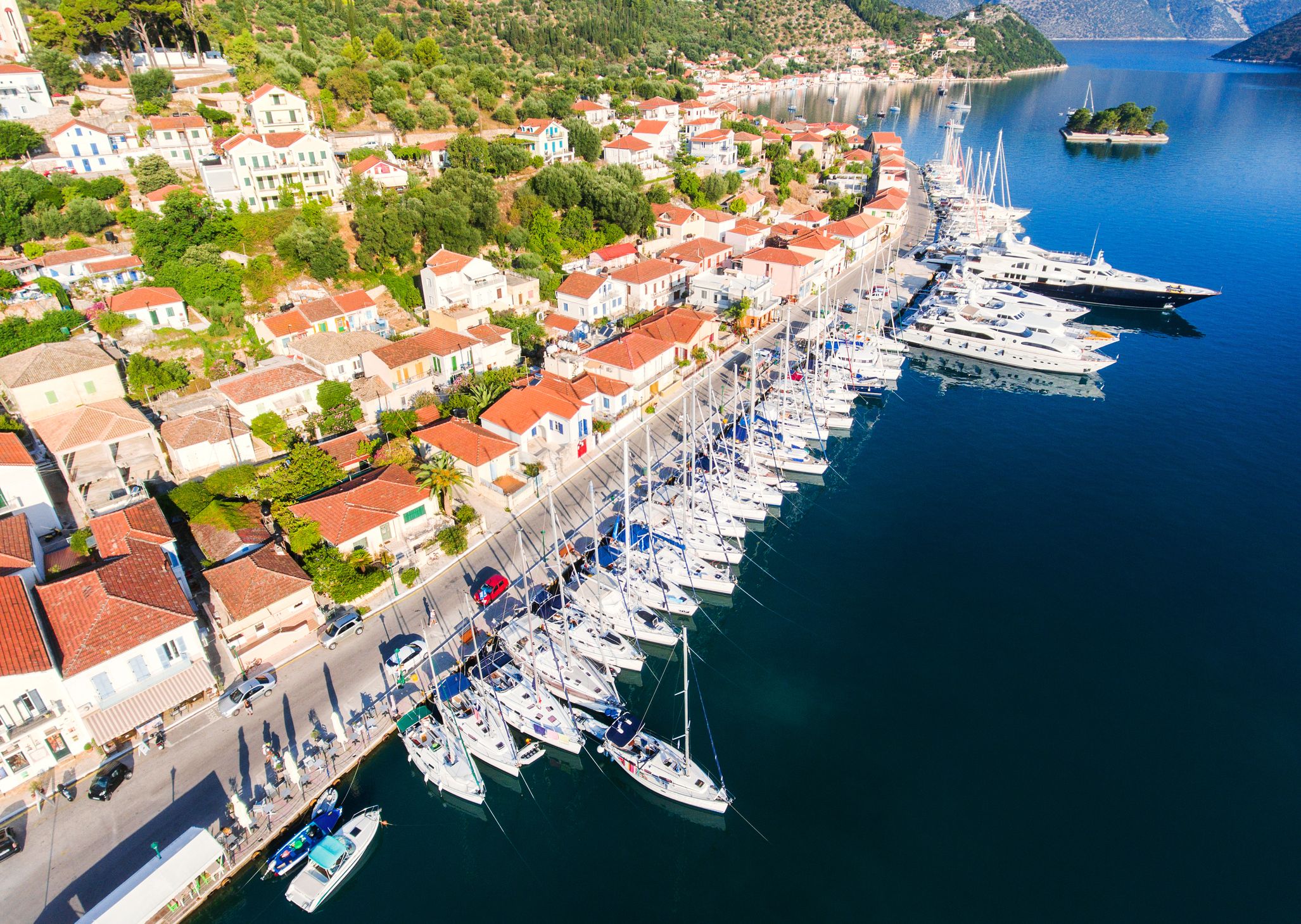 Luftaufnahme einer Marina auf Ithaka