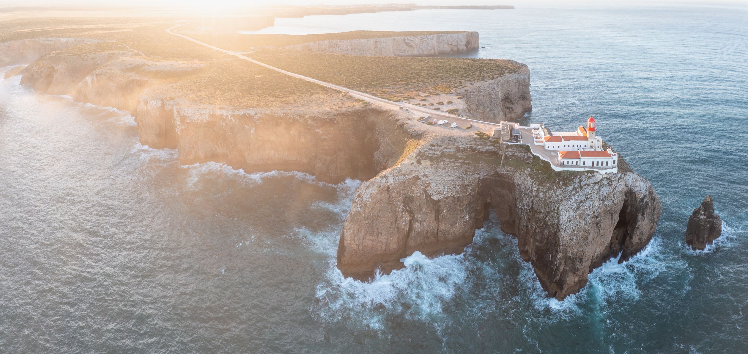 Svetilnik Cabo de São Vicente nad atlantskimi pečinami