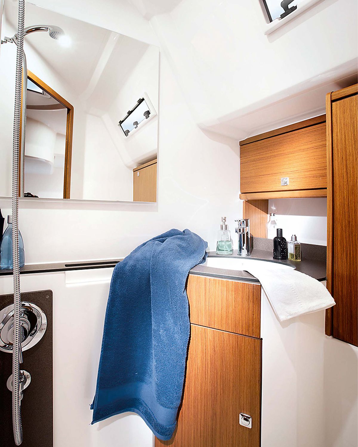 Bavaria 46 bathroom