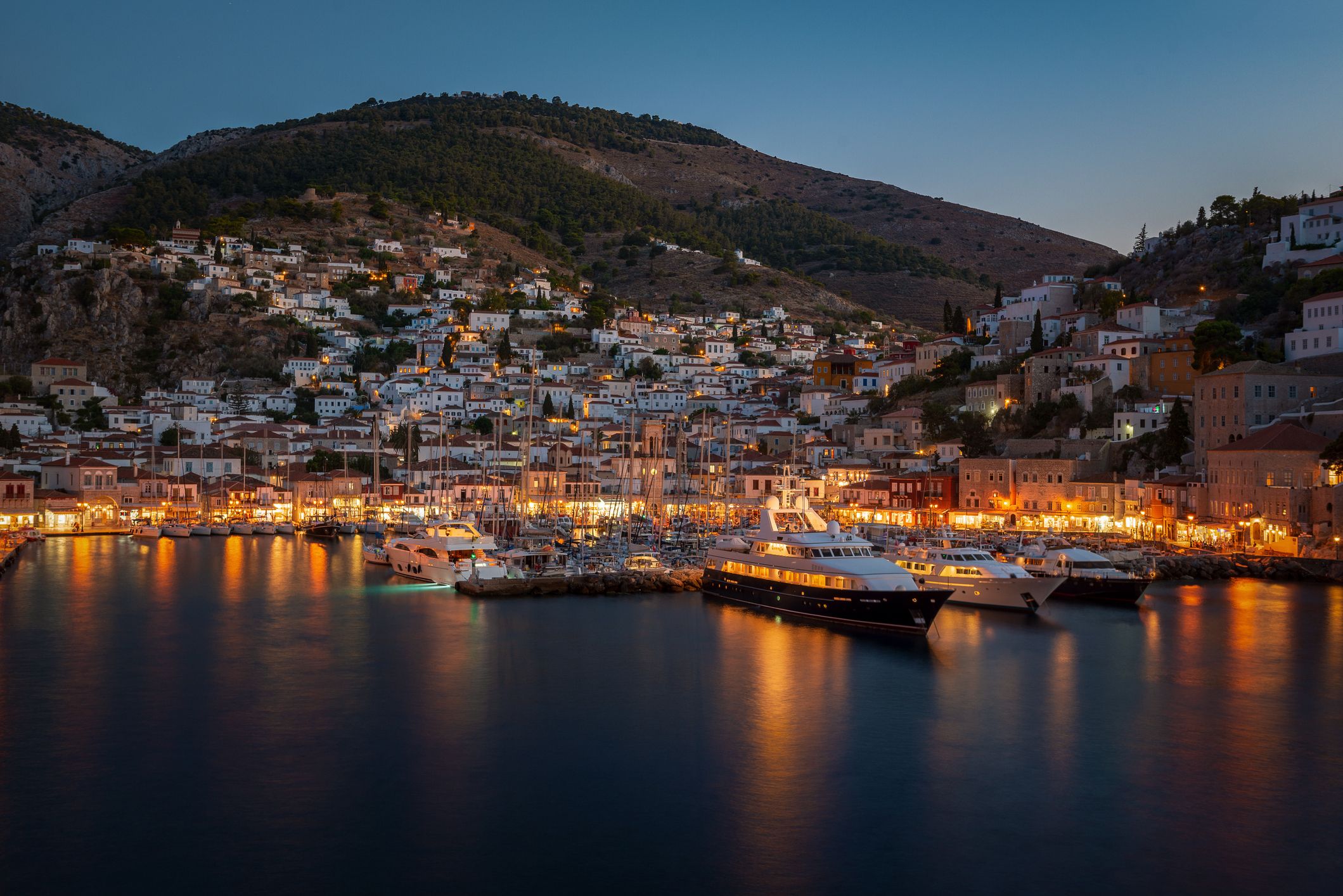 Νυχτερινή θέα στο λιμάνι της Ύδρας