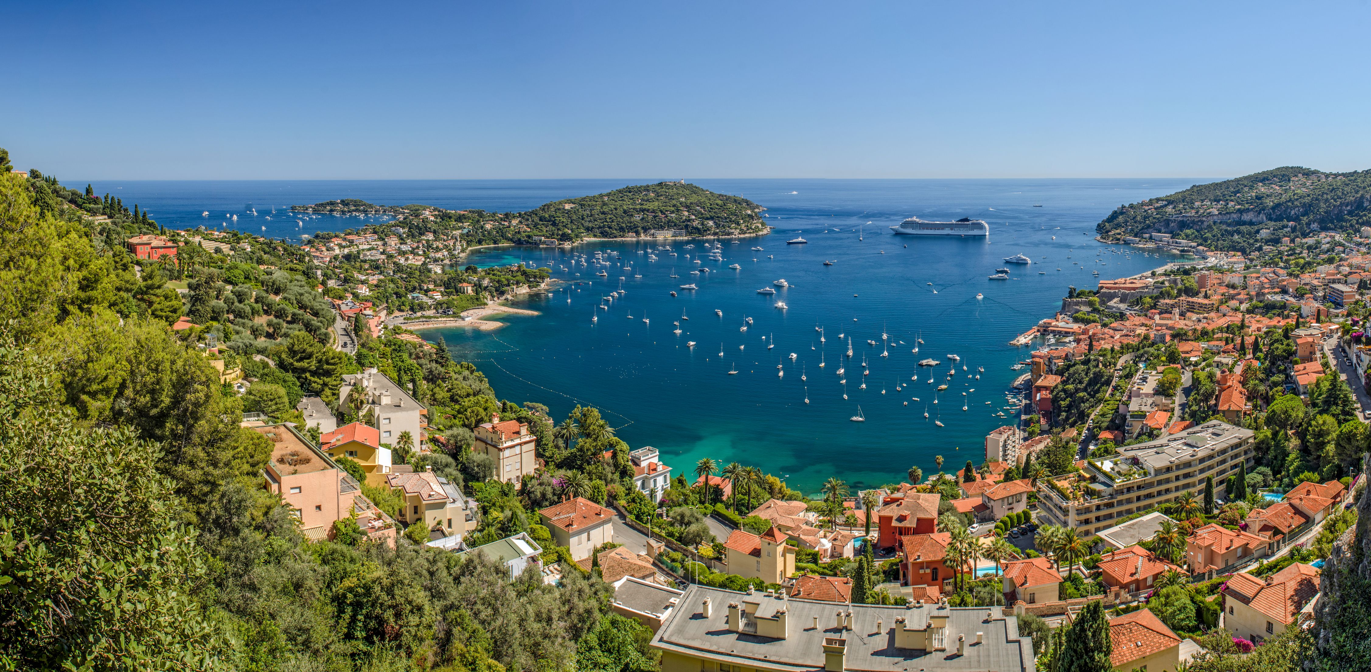 Бухта Вильфранш-сюр-Мер между Mont Boron и Cap Ferrat