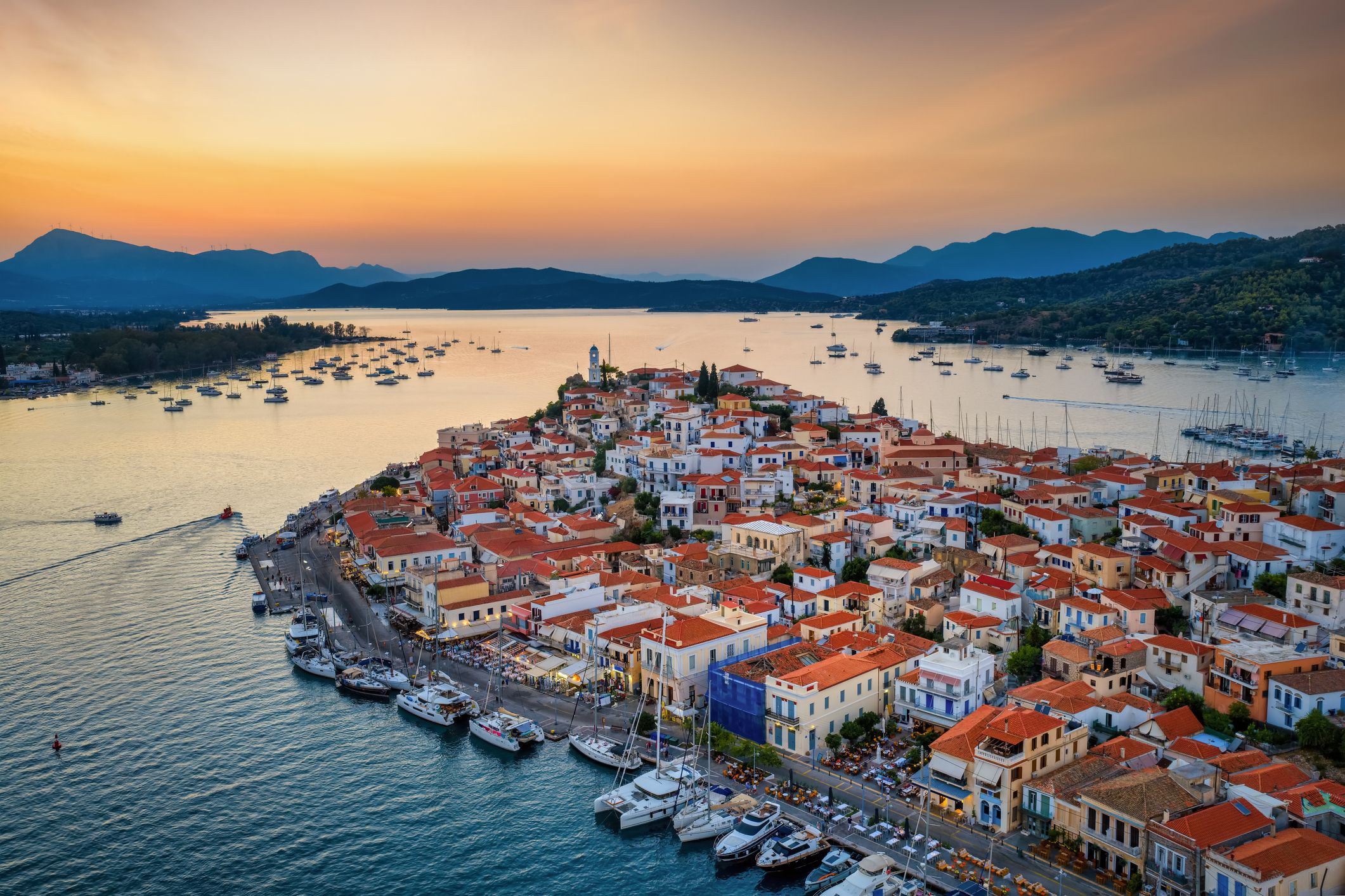 Zdjęcie 3: port i miasto Poros o zachodzie słońca