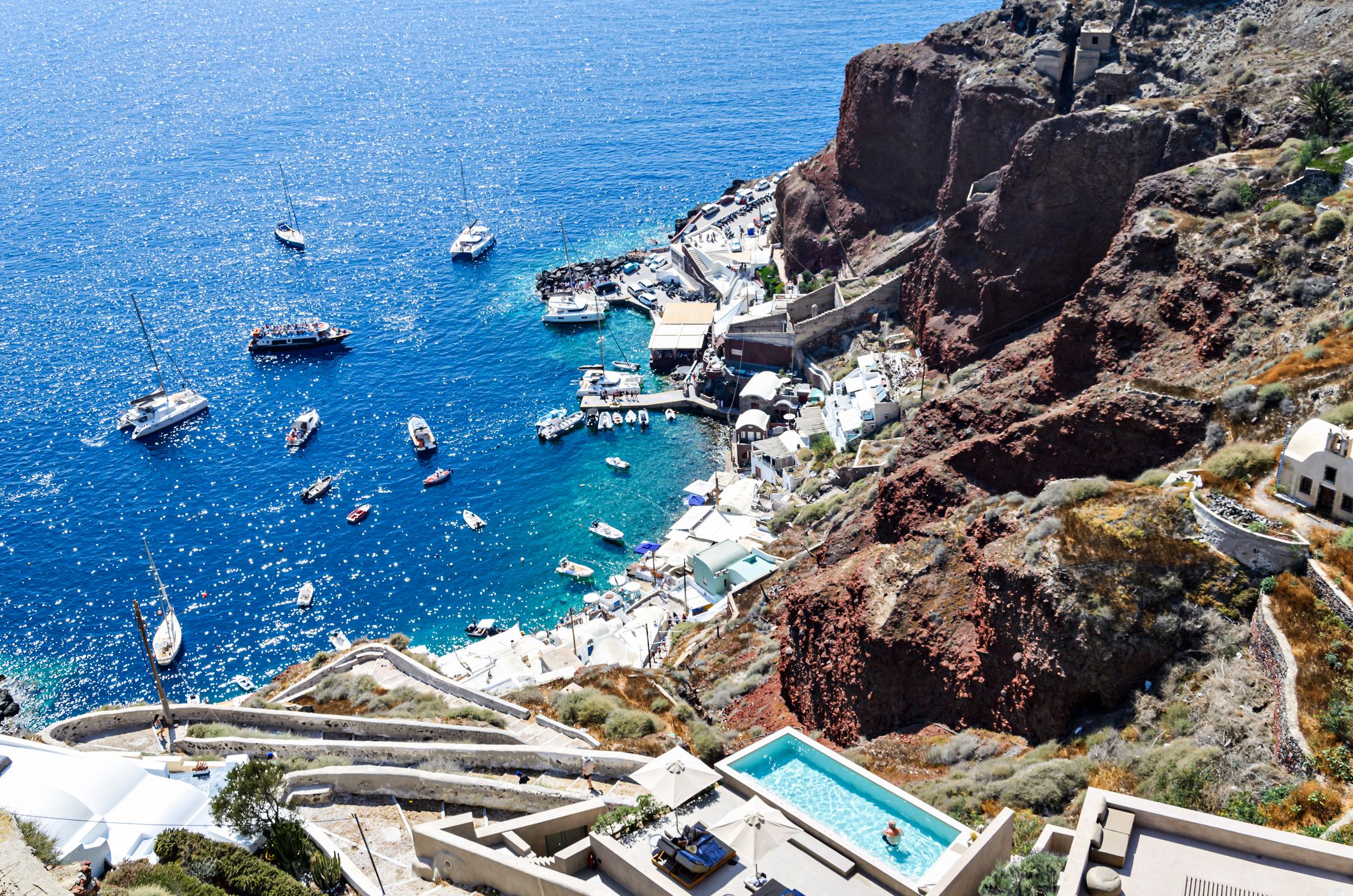 Oia, santorini, views of the white houses with their cobbled streets. aegean sea, cyclades, greece.