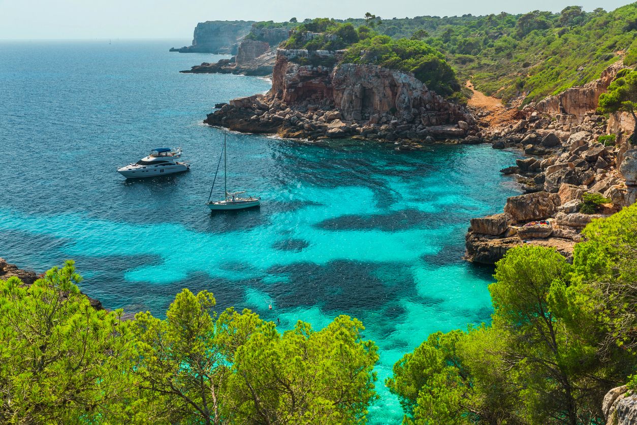 Mallorca kaunis merevaatega laht luksusjahtidega Calo des Moro rannikul, Mallorca Vahemeri, Baleaarid, Hispaania