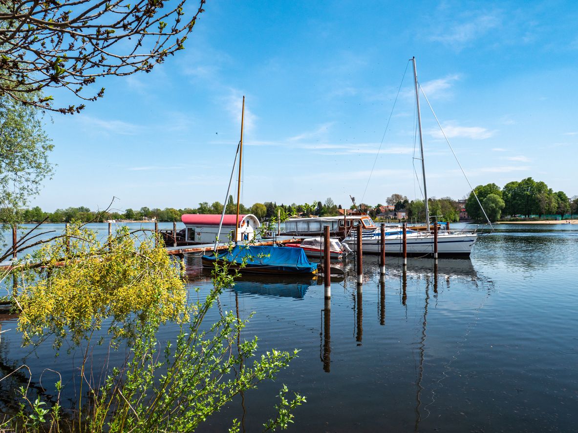Havn med både i Werder ved Havel-floden
