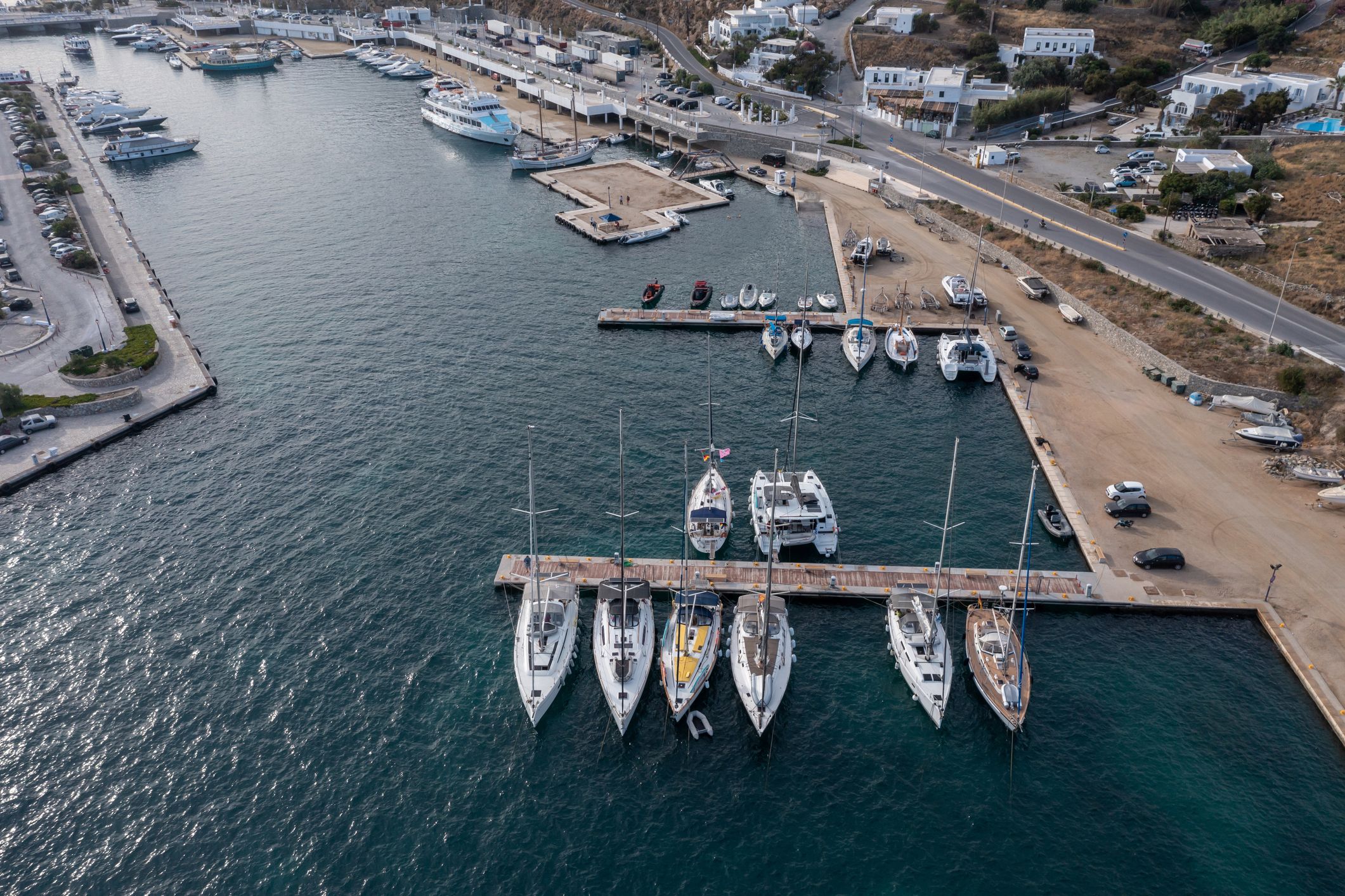 Vue aérienne par drone du port de plaisance de l'île de Mykonos