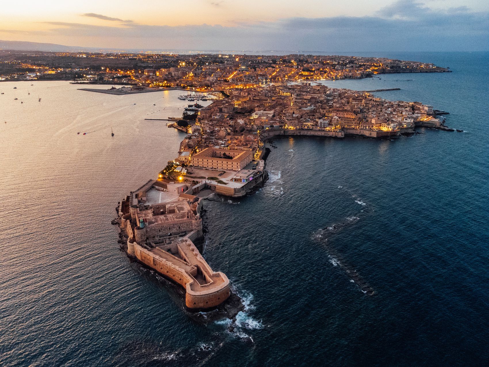 Krajina s leteckým pohľadom na Aci Castello, ostrov Sicília, Taliansko