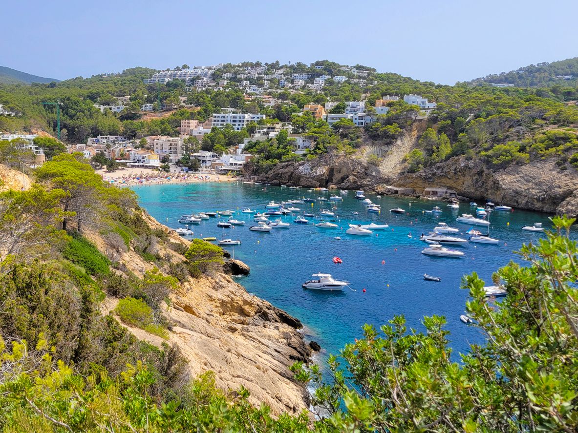 Costa rocosa, platja, penya-segats d'Eivissa, Espanya a la temporada d'estiu.