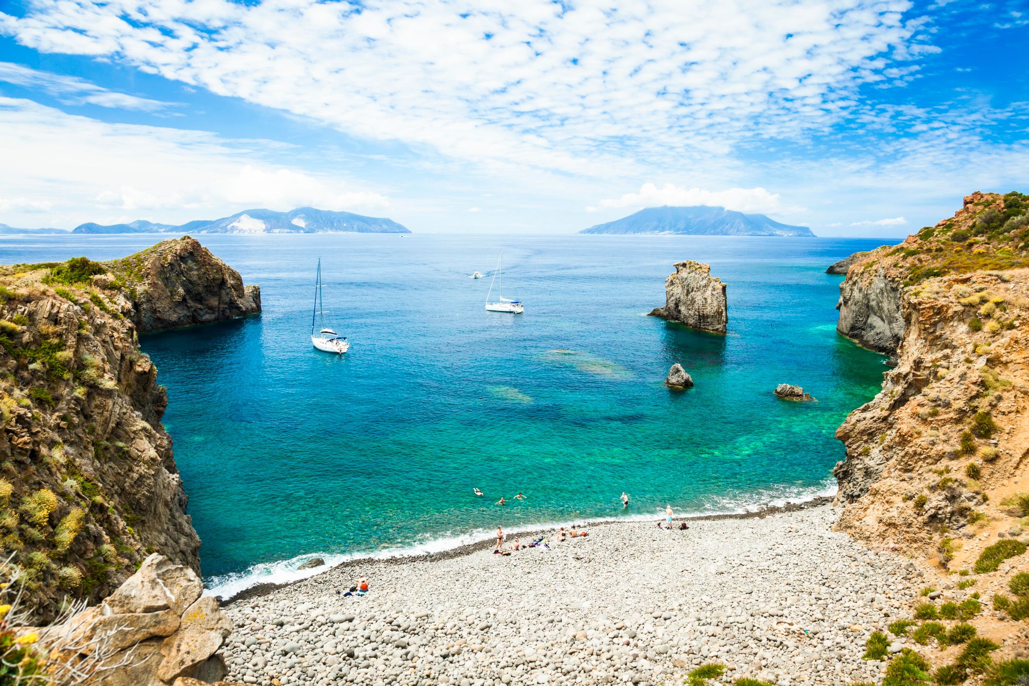 Cala Junco - väike Panarea laht - üks Lipari saartest Sitsiilia (Itaalia) lähedal. Silmapiiril nähtavad Lipari ja Salina saared.