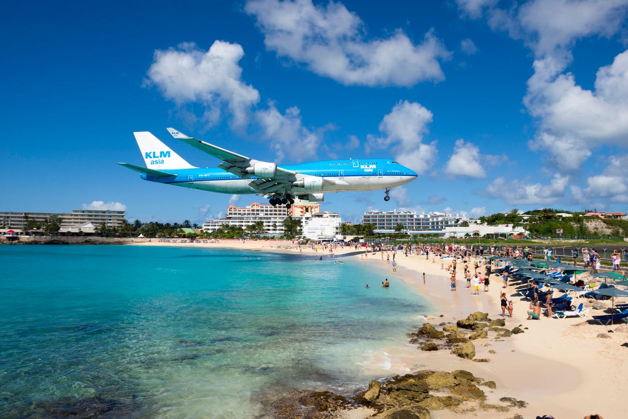 Oamenii de la Maho Beach urmăresc un Boeing 747 KLM