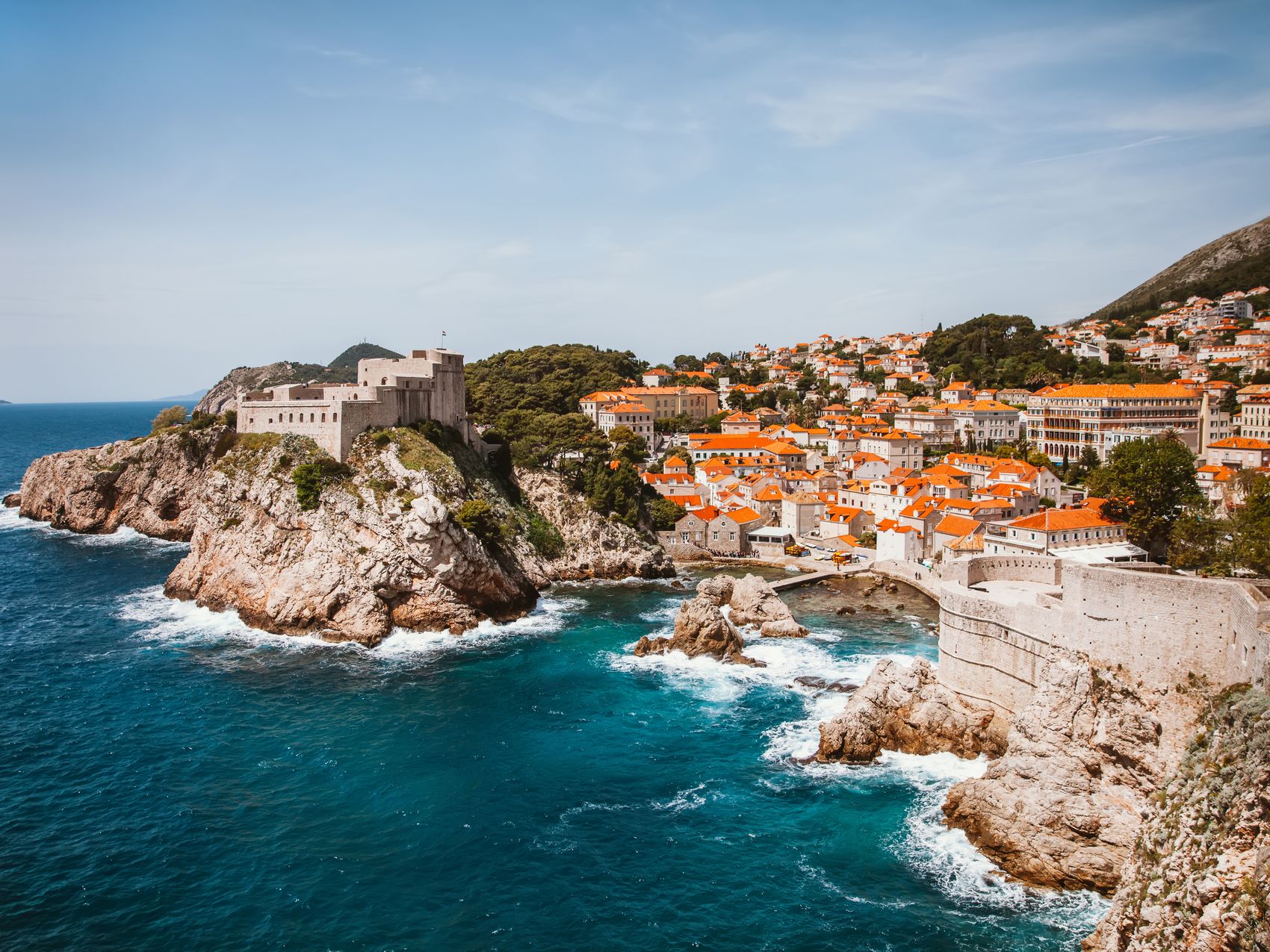 Luftaufnahme der Stadt Dubrovnik in Kroatien und das Meer