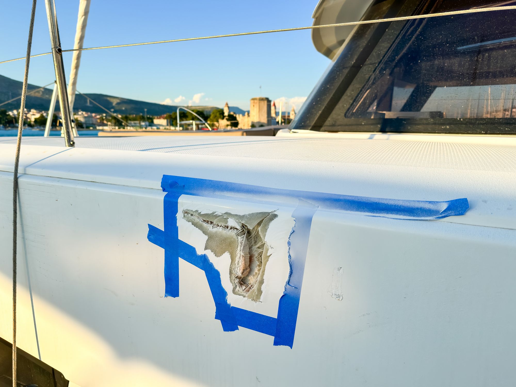 Loch im beschädigten Bug eines Katamarans – Foto