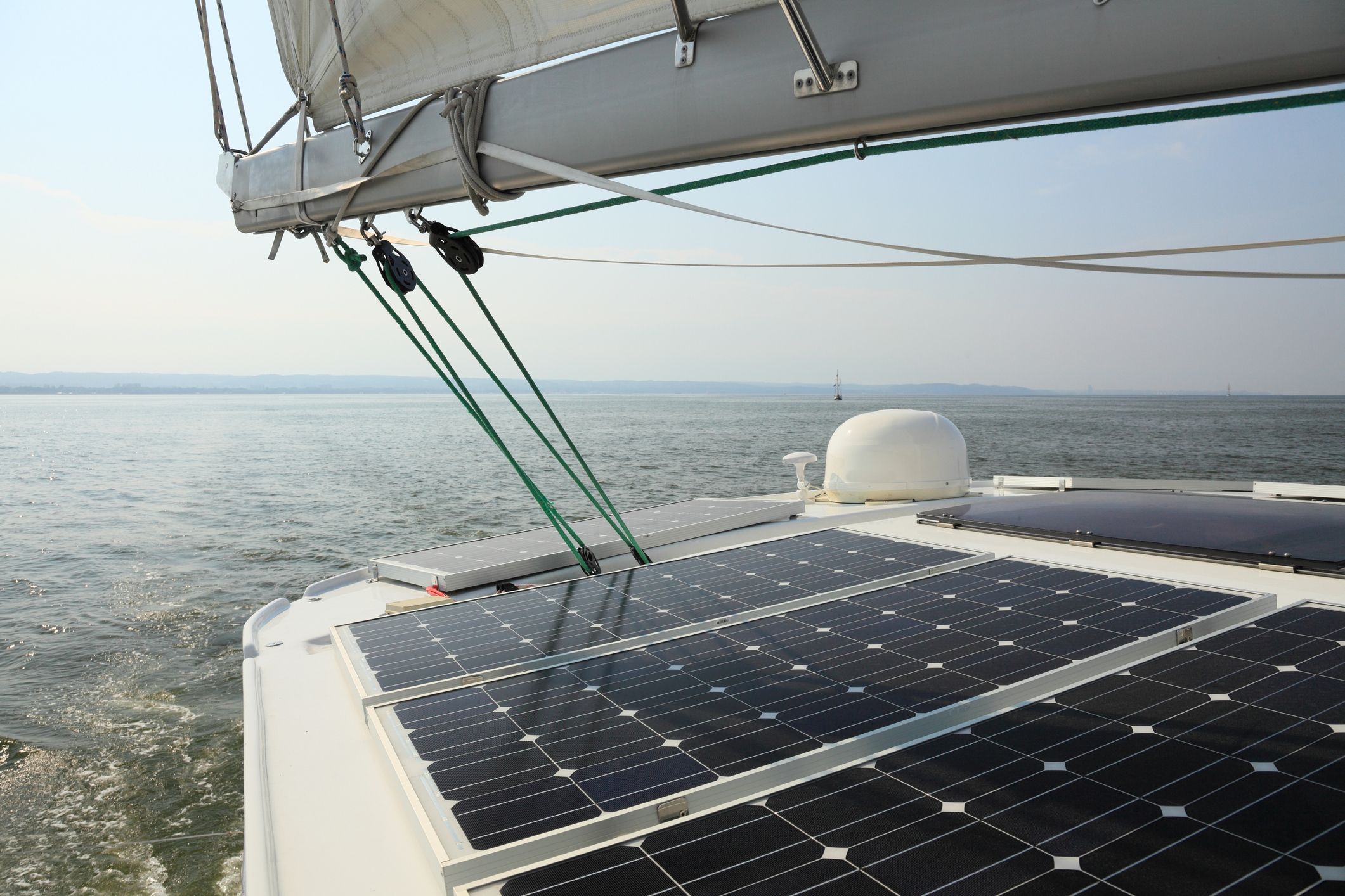Solar sailing. Солнечные панели на катер. Солнечные панели на яхте. Яхта на солнечных батареях. Катер на солнечных батареях.