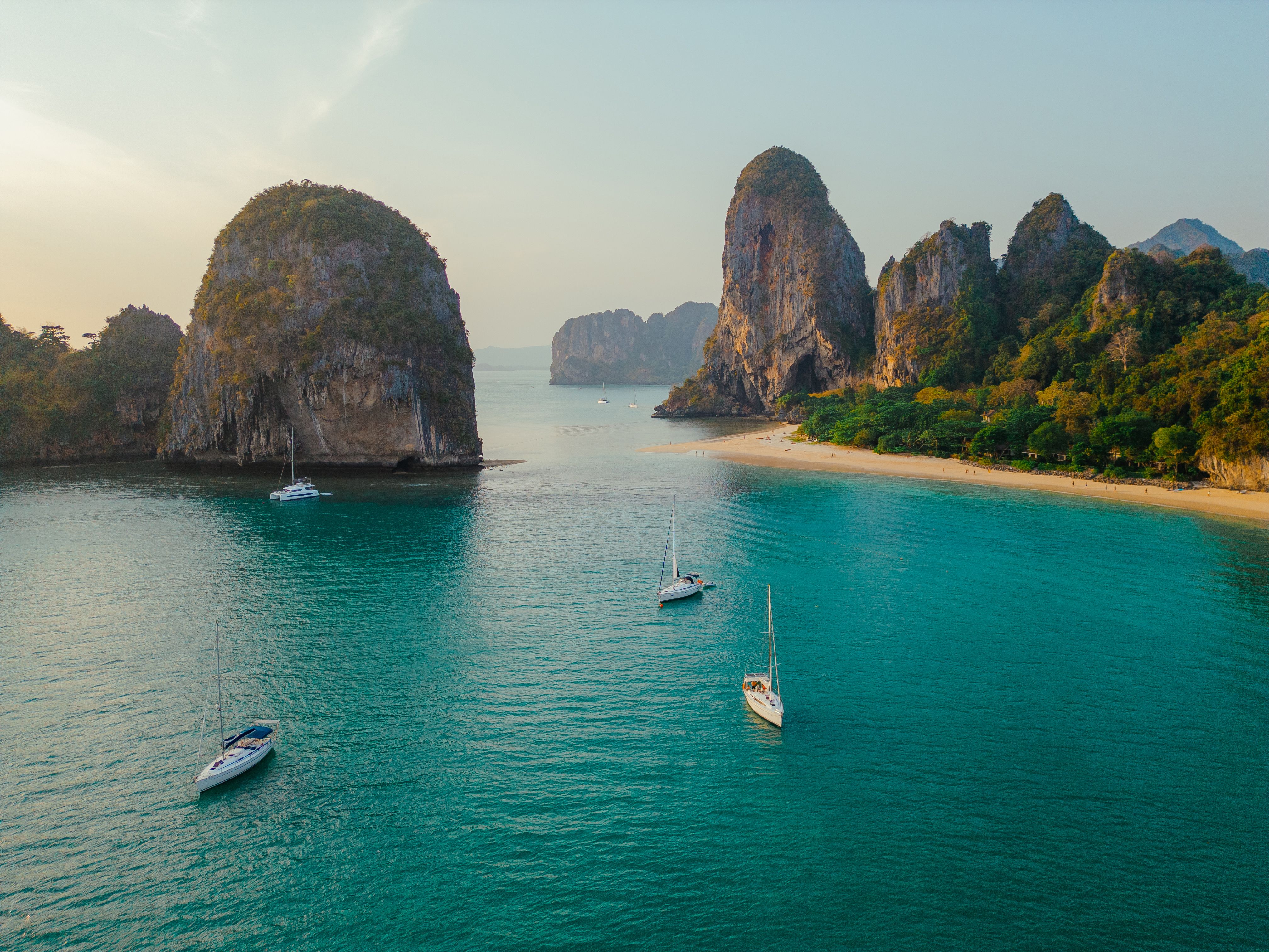 Cuando la temporada en el Mediterráneo llega a su fin: principales destinos para navegar en invierno