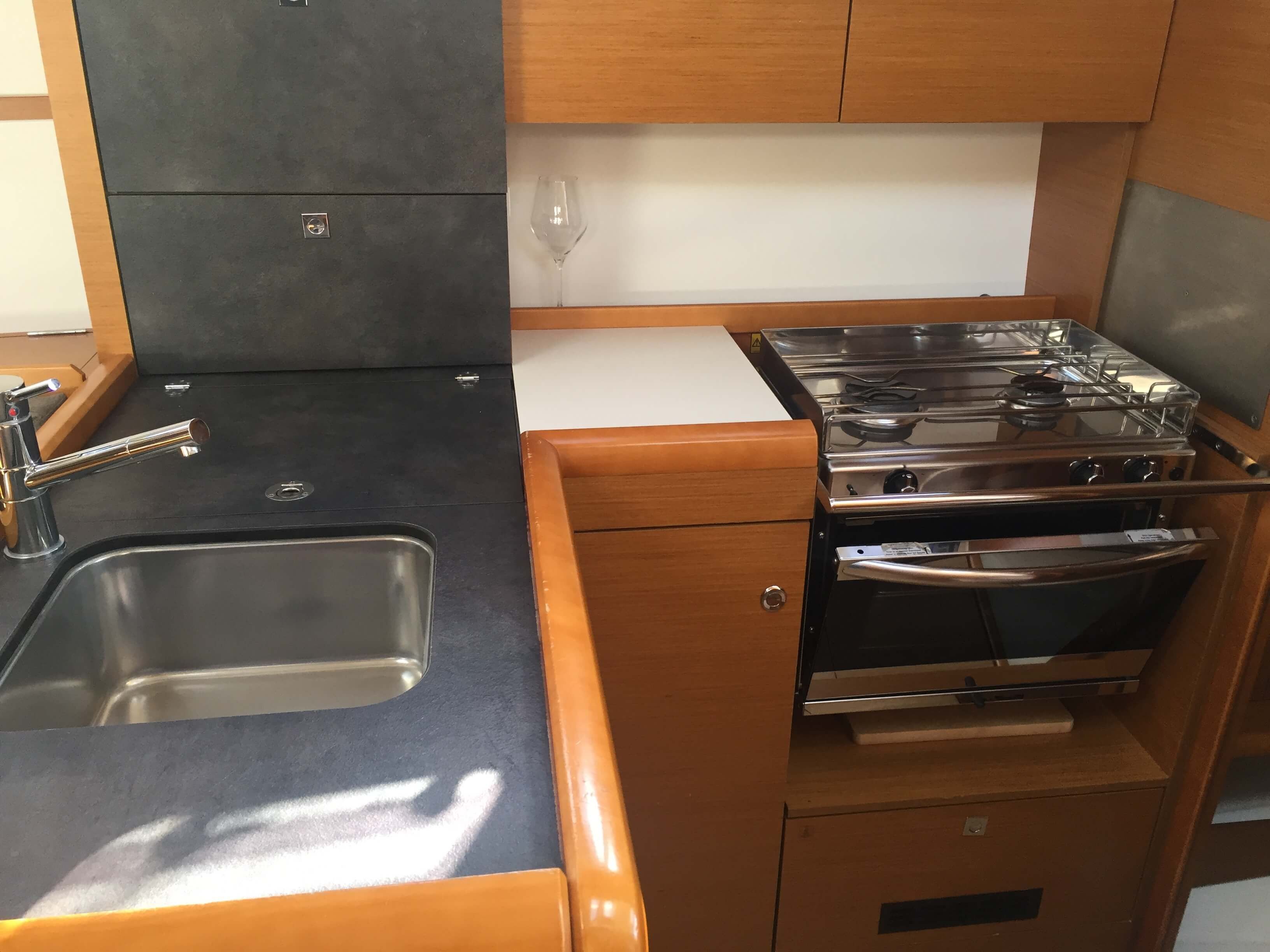 Jeanneau Sun Odyssey 349 | Glasswing