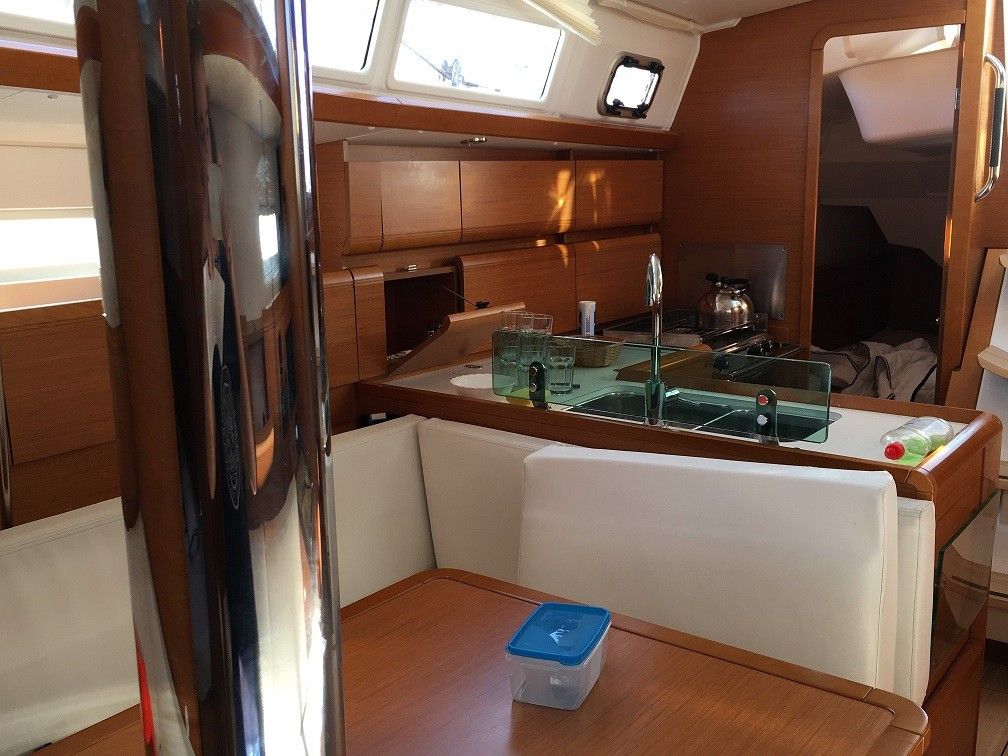 Jeanneau Sun Odyssey 389 | Dust in the Wind