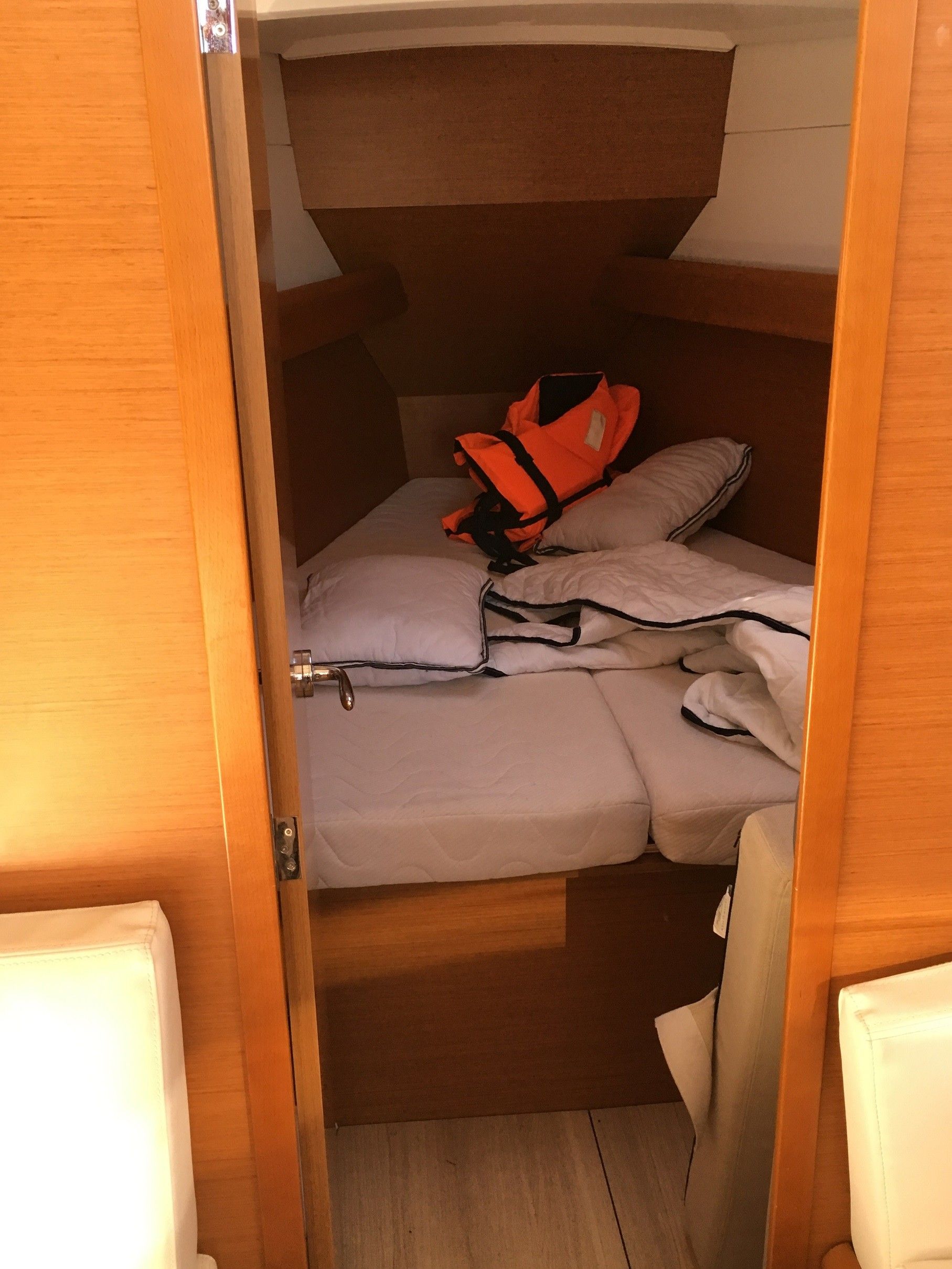 Jeanneau Sun Odyssey 389 | Dust in the Wind