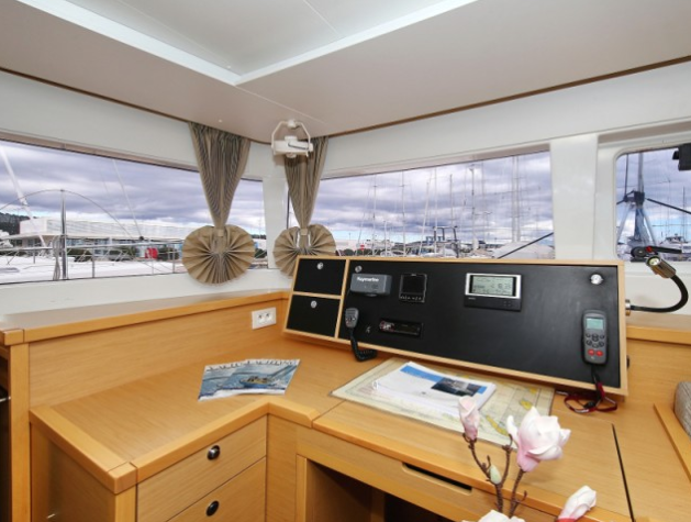 Lagoon 450 F | Ladies and Gentlemen