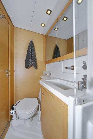 Lagoon 450 F | Ladies and Gentlemen