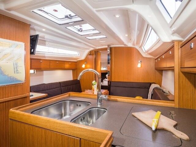 Bavaria Cruiser 37 | Samsara