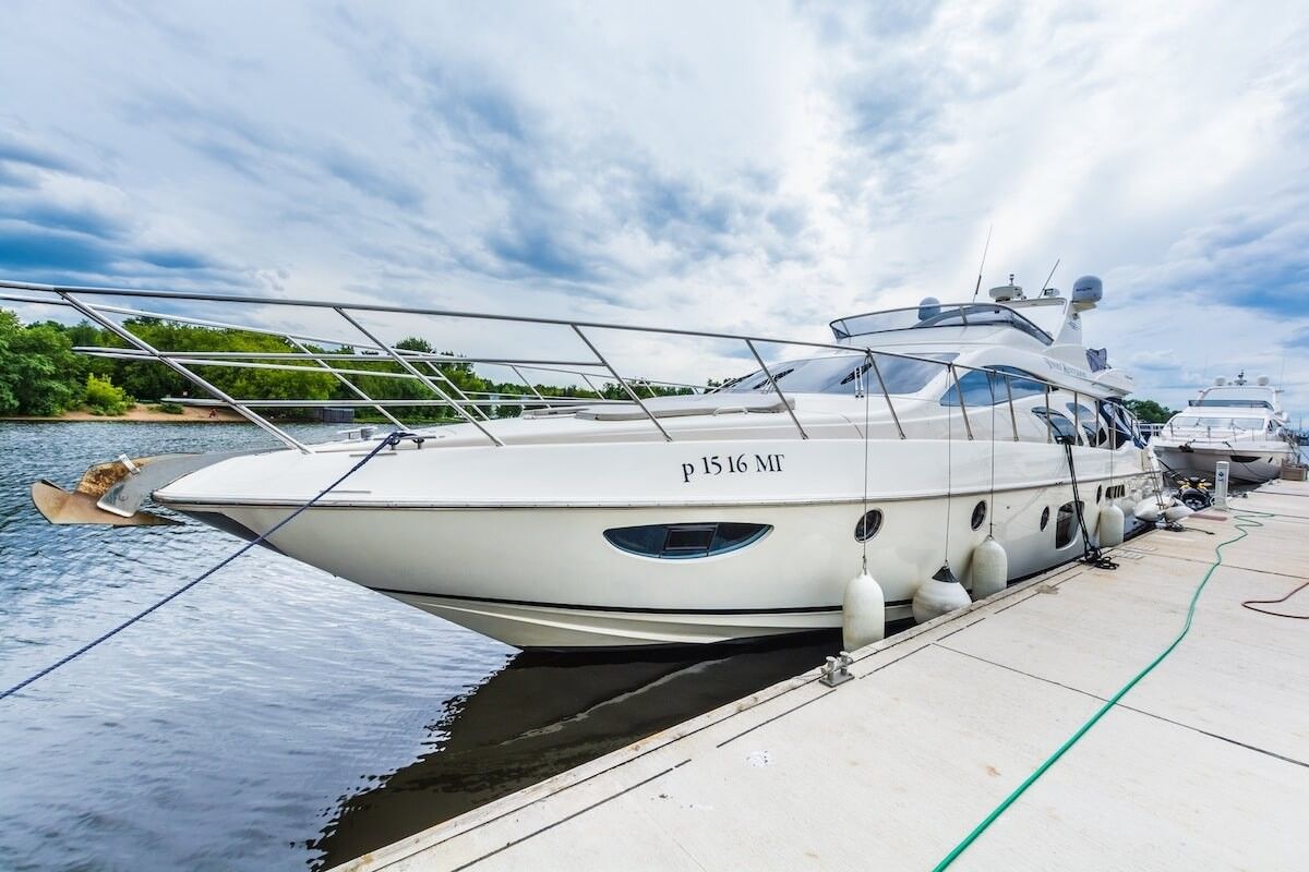 Арендовать яхту в москве. Azimut 62. Elegance 64 яхта. Яхты российского производства. Моторные яхты российского производства.